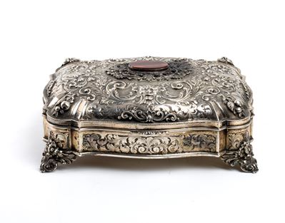 Scatola italiana in argento, sbalzata e cesellata con motivi floreali e interno in vermaille (XX ...