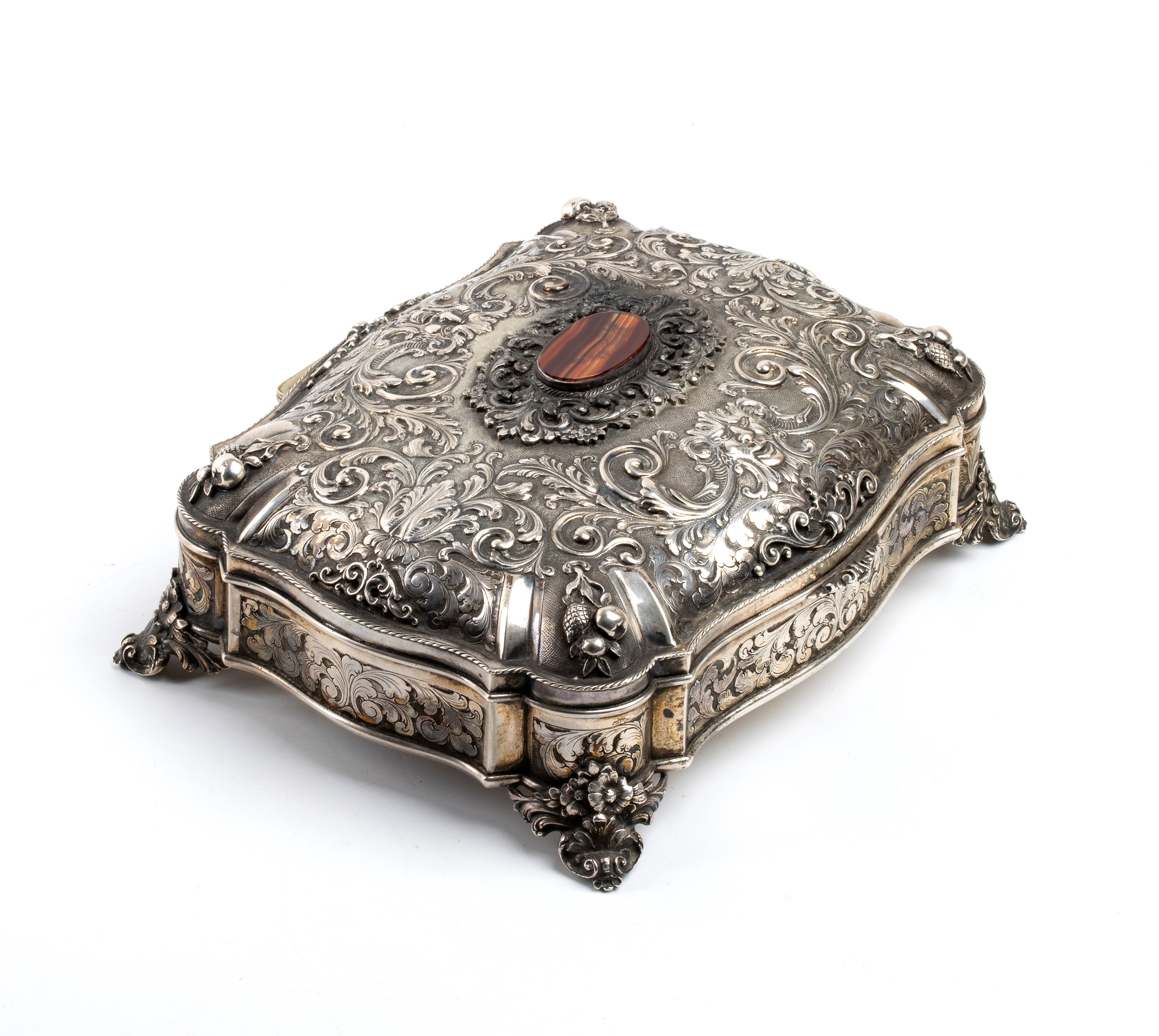 Scatola italiana in argento, sbalzata e cesellata con motivi floreali e interno in vermaille (XX ...