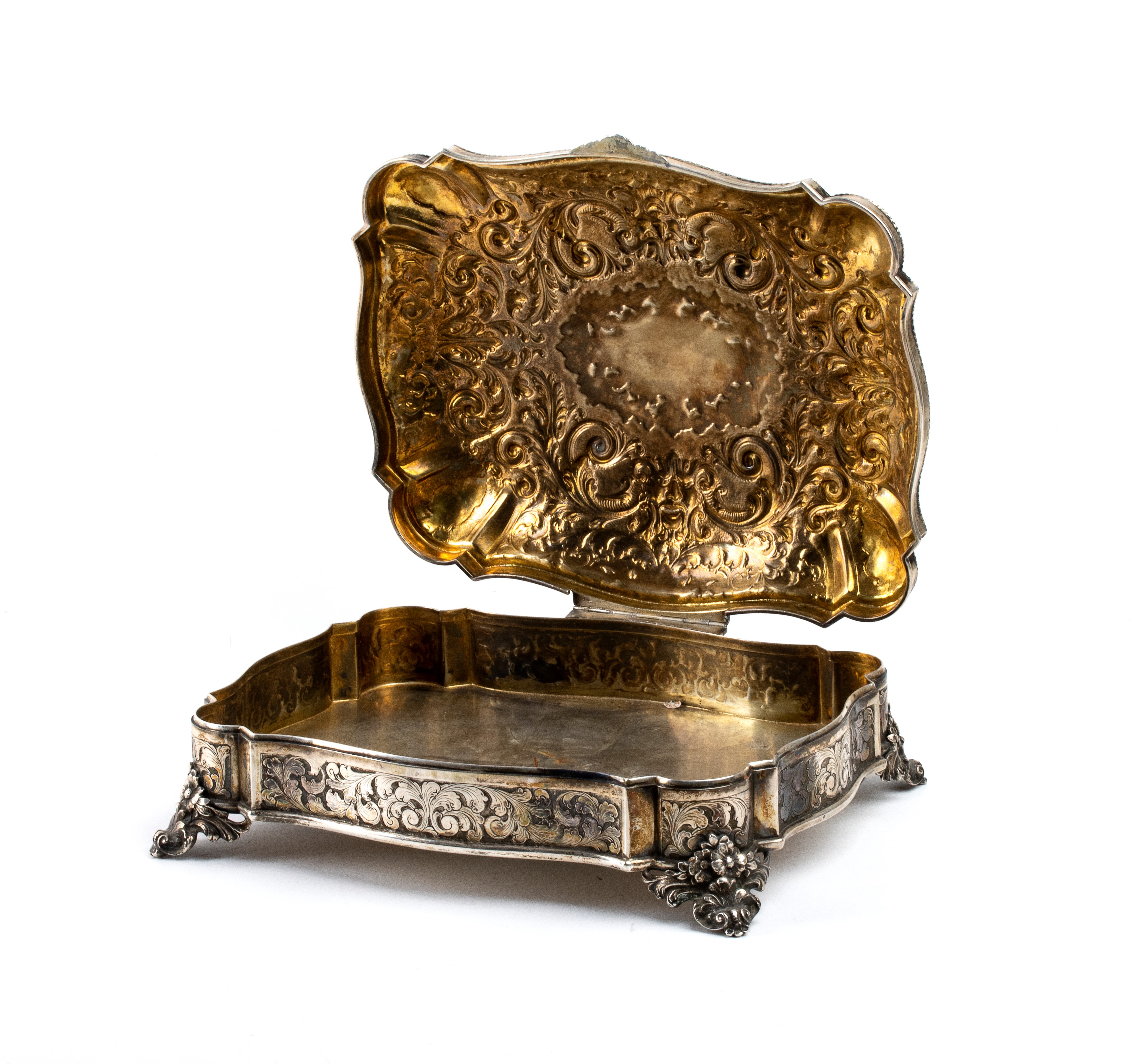 Scatola italiana in argento, sbalzata e cesellata con motivi floreali e interno in vermaille (XX ...