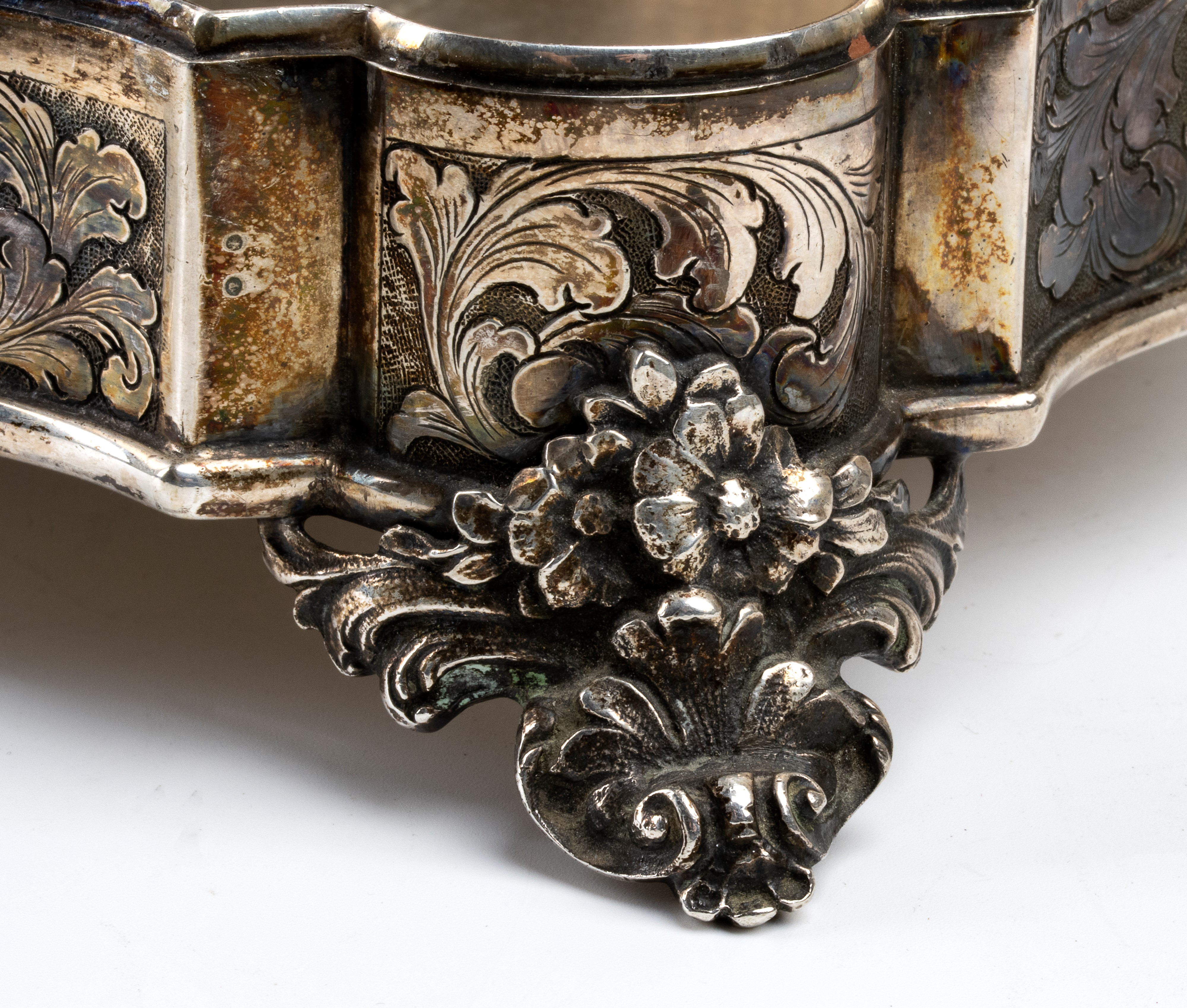 Scatola italiana in argento, sbalzata e cesellata con motivi floreali e interno in vermaille (XX ...