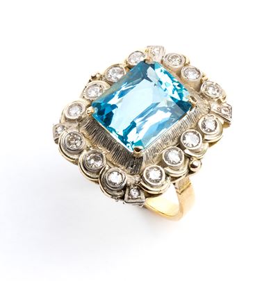 Anello in oro giallo 18k e argento con topazio azzurro e diamanti (Italia, XX secolo)
