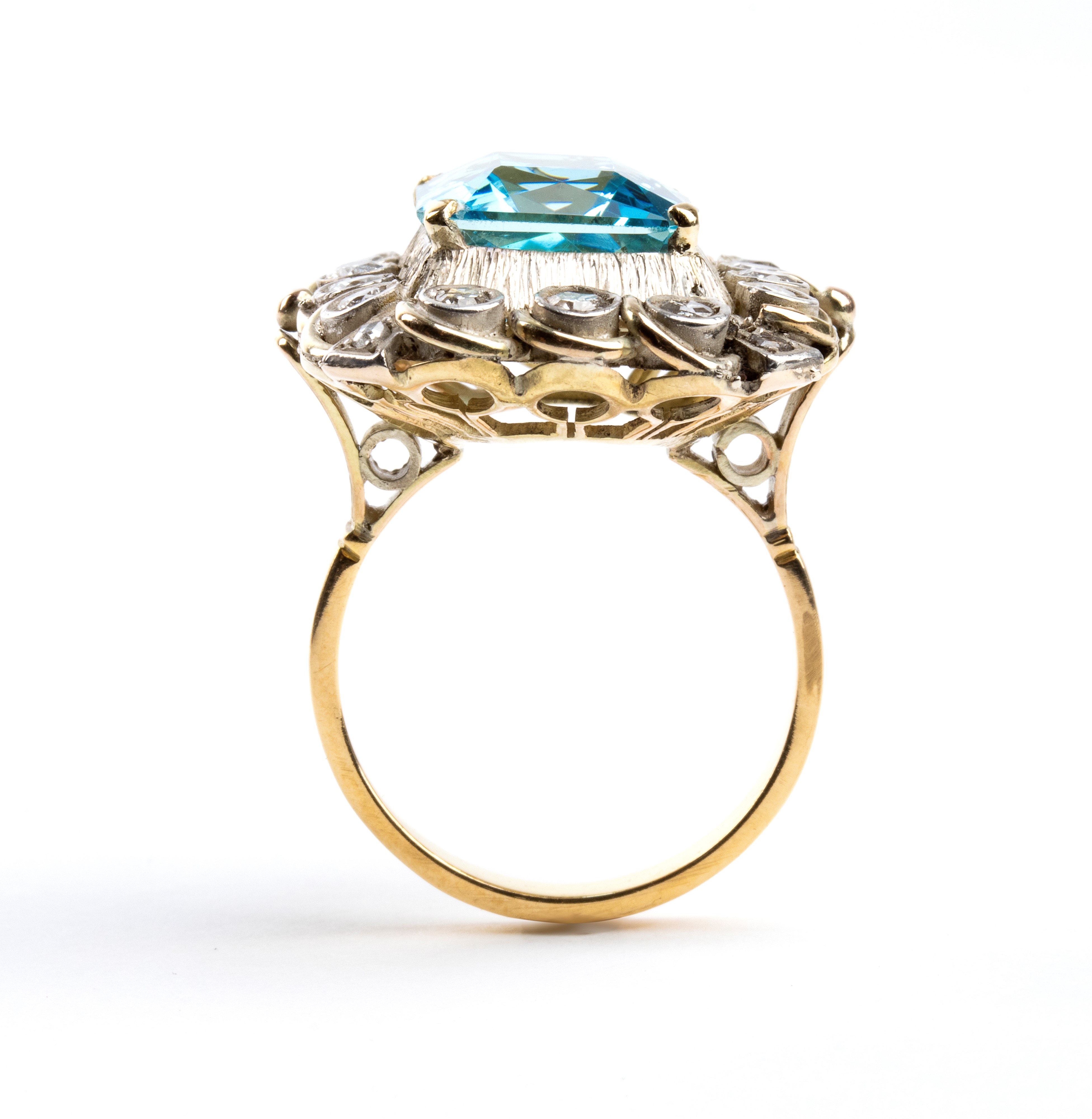 Anello in oro giallo 18k e argento con topazio azzurro e diamanti (Italia, XX secolo)