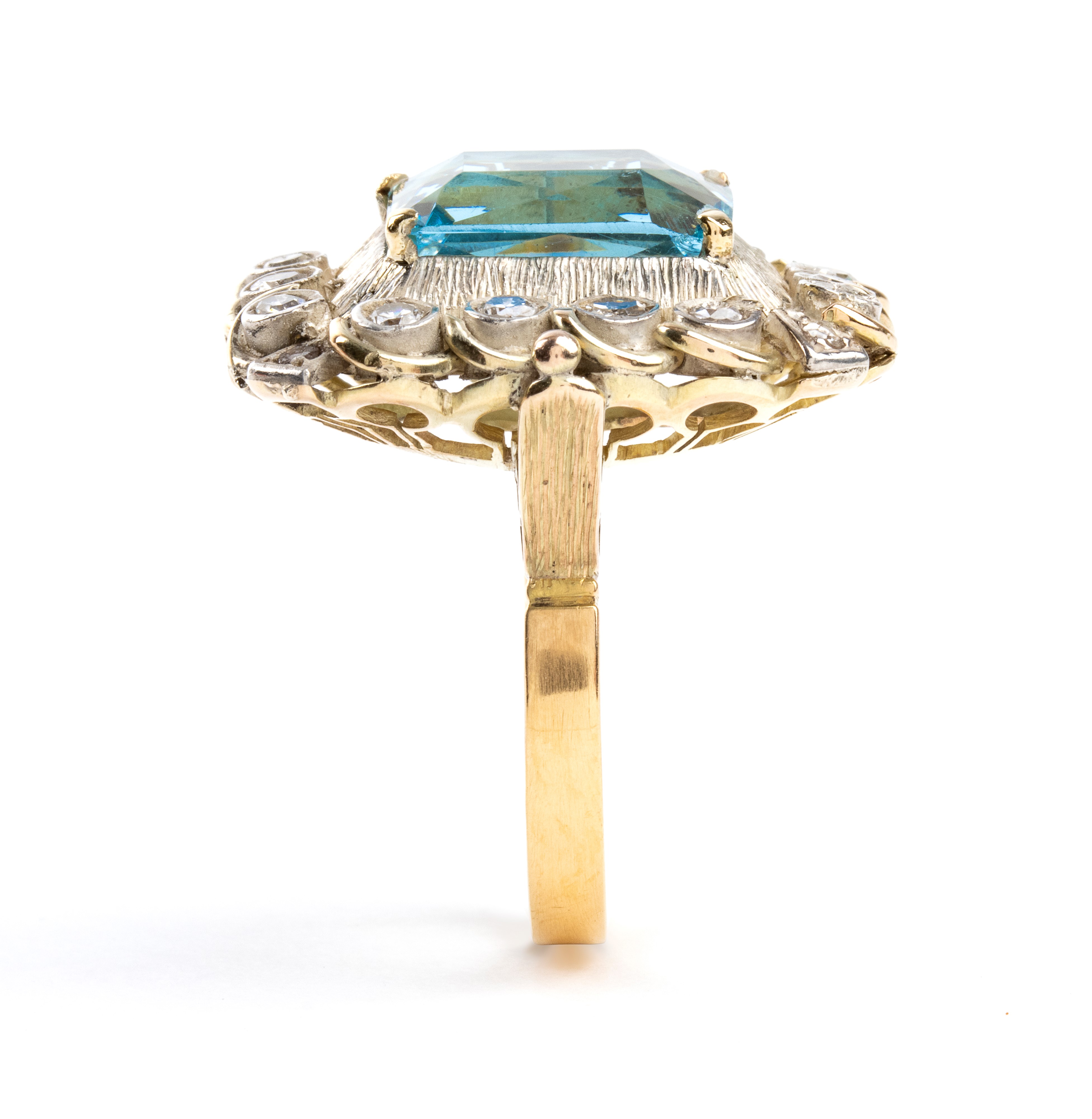 Anello in oro giallo 18k e argento con topazio azzurro e diamanti (Italia, XX secolo)