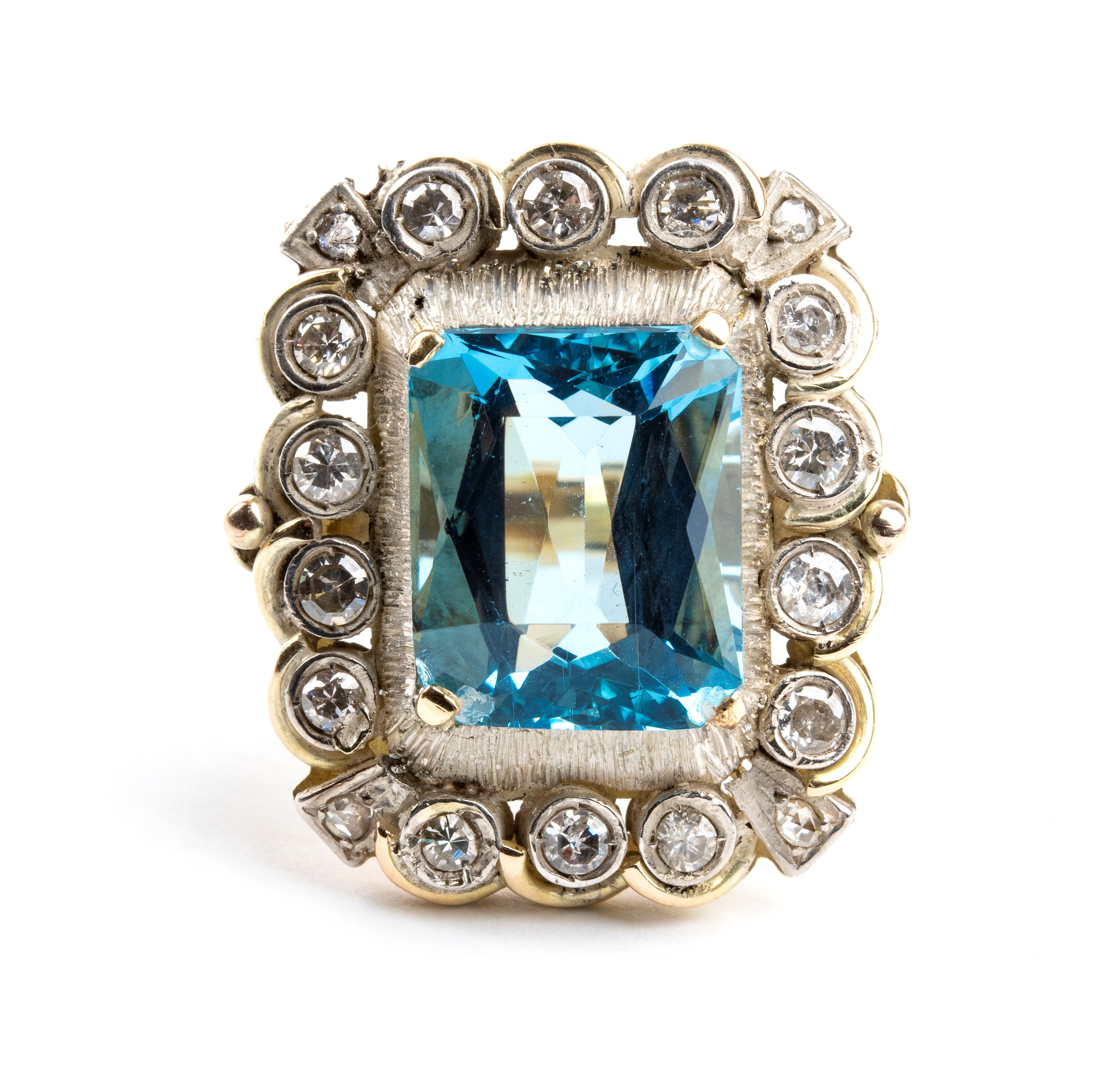 Anello in oro giallo 18k e argento con topazio azzurro e diamanti (Italia, XX secolo)
