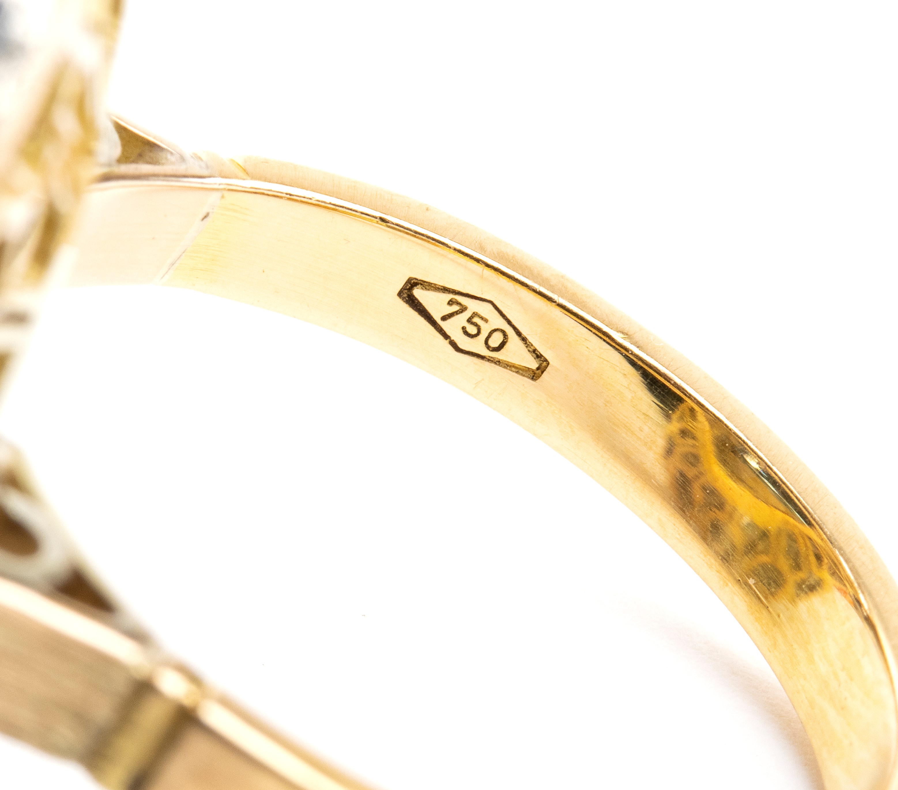 Anello in oro giallo 18k e argento con topazio azzurro e diamanti (Italia, XX secolo)
