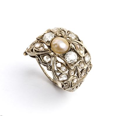 Anni '30, Anello Art Decò con perla centrale e diamanti, oro bianco