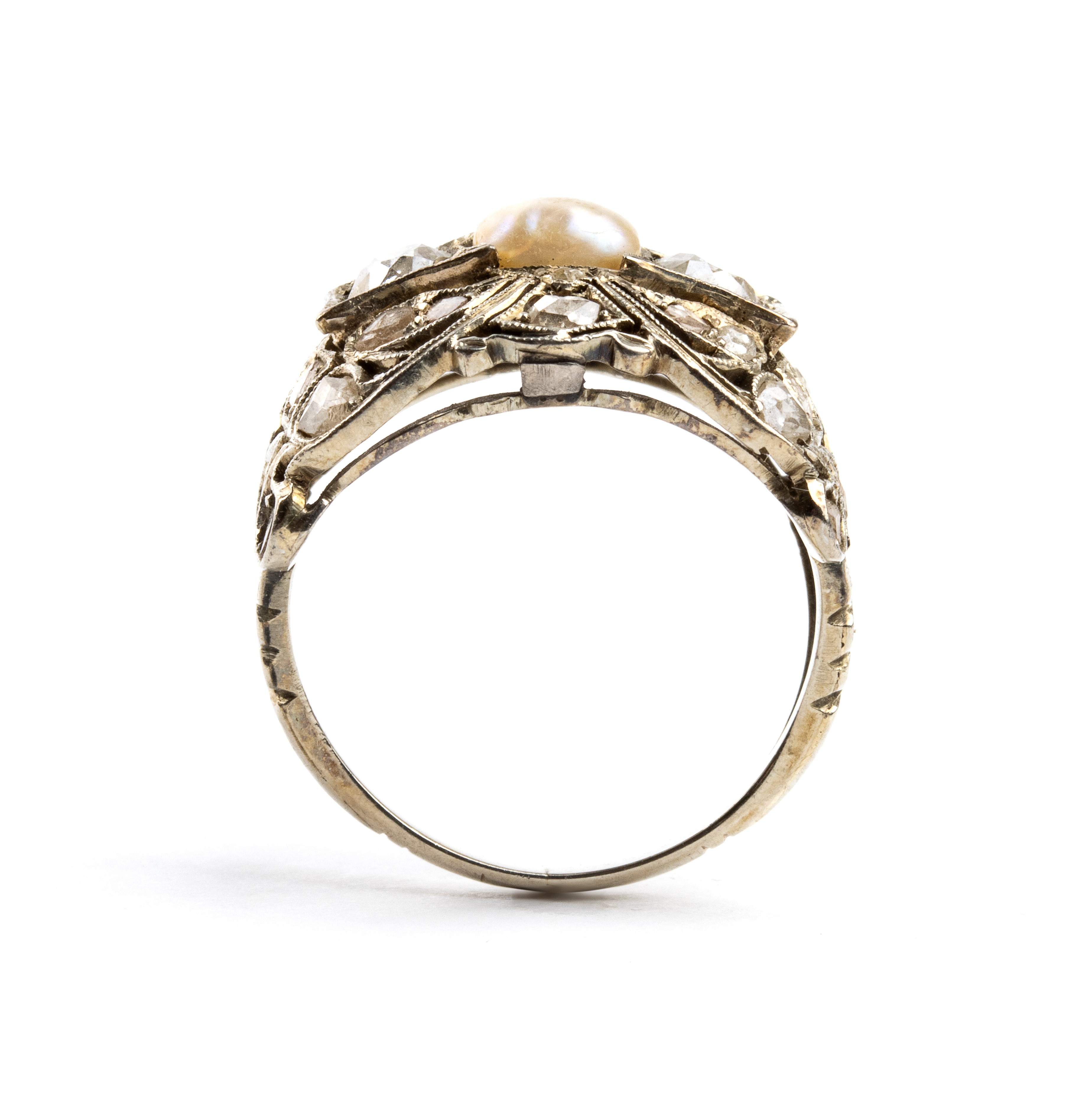 Anni '30, Anello Art Decò con perla centrale e diamanti, oro bianco