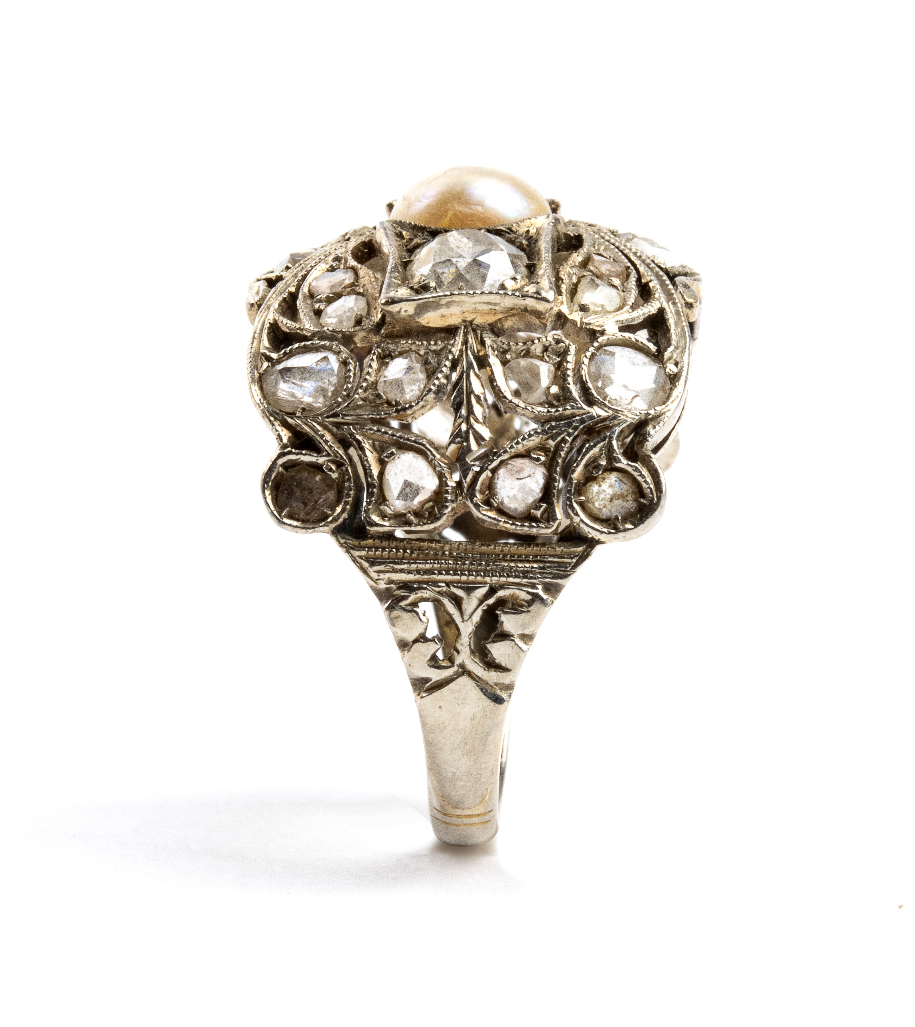 Anni '30, Anello Art Decò con perla centrale e diamanti, oro bianco