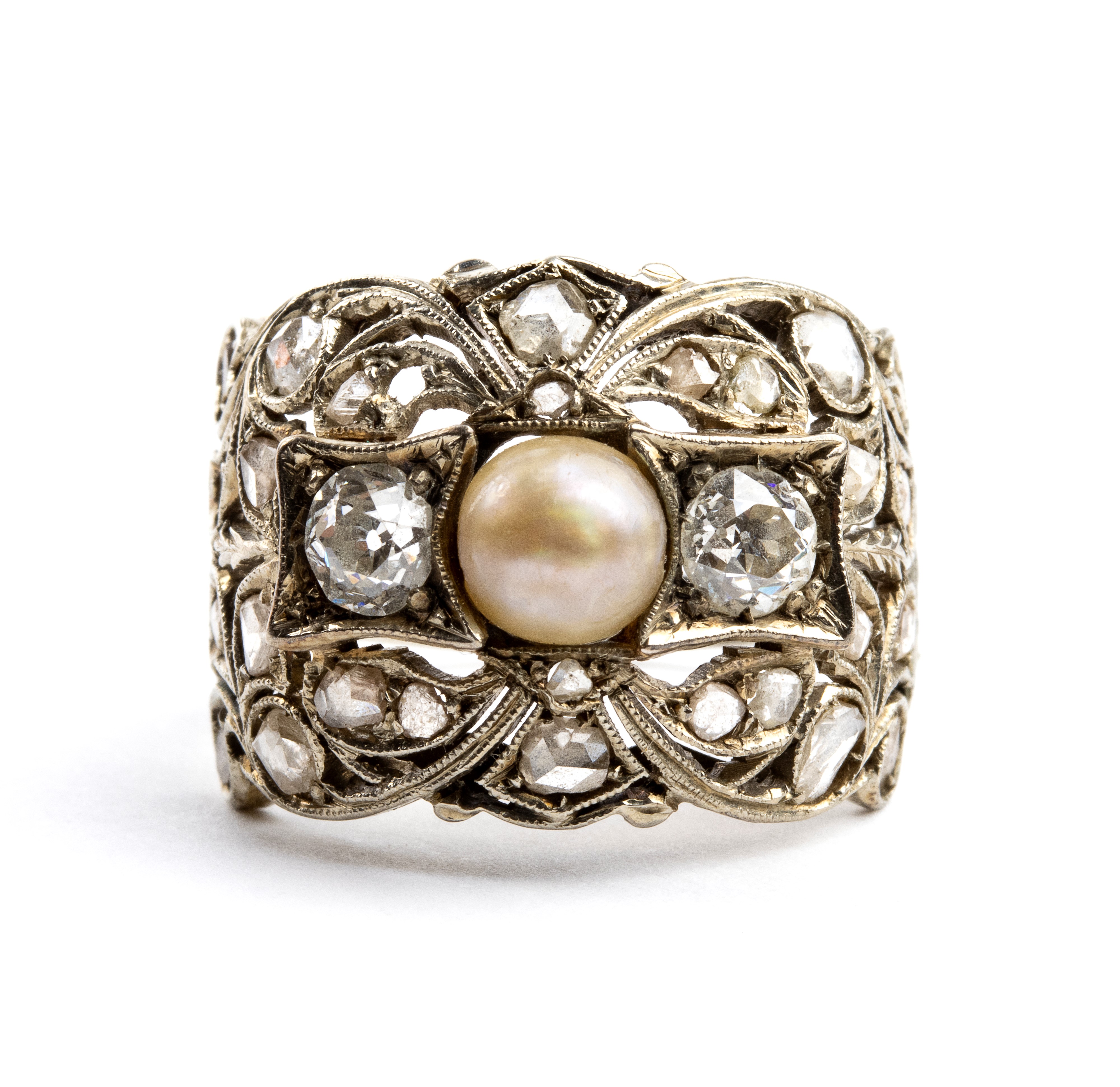 Anni '30, Anello Art Decò con perla centrale e diamanti, oro bianco