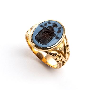 Anello in oro giallo con stemma araldico su agata incisa