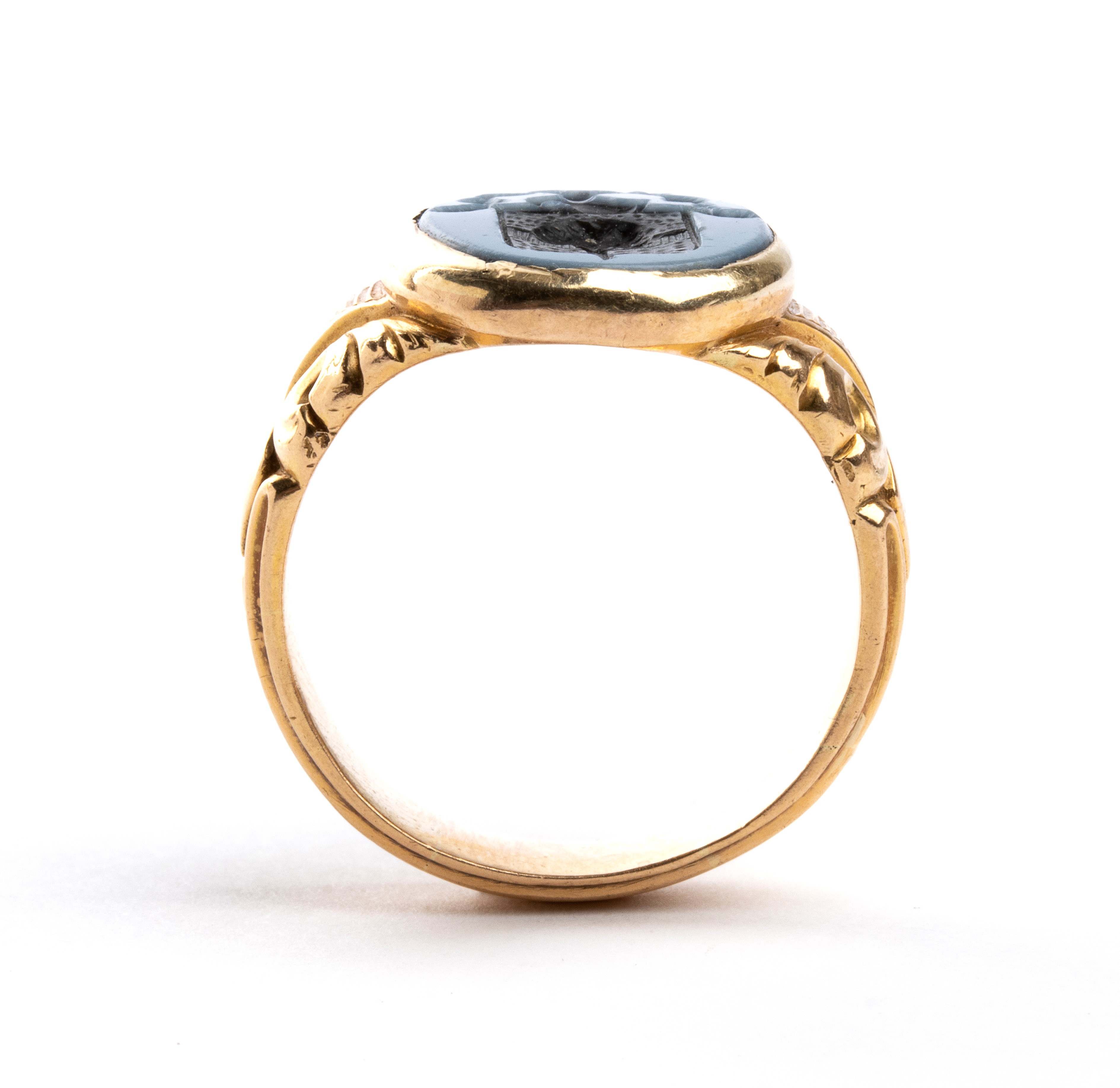 Anello in oro giallo con stemma araldico su agata incisa