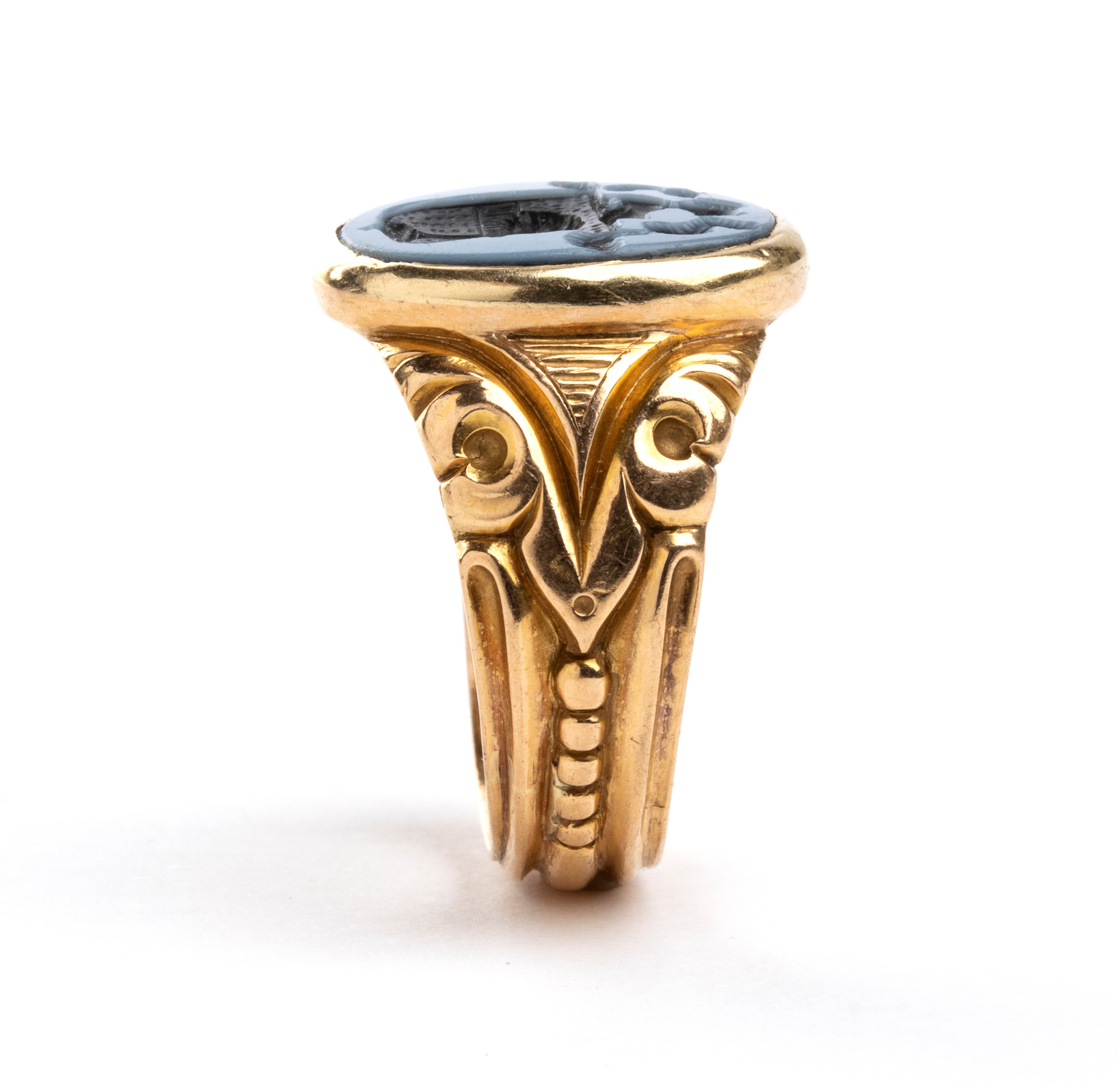 Anello in oro giallo con stemma araldico su agata incisa