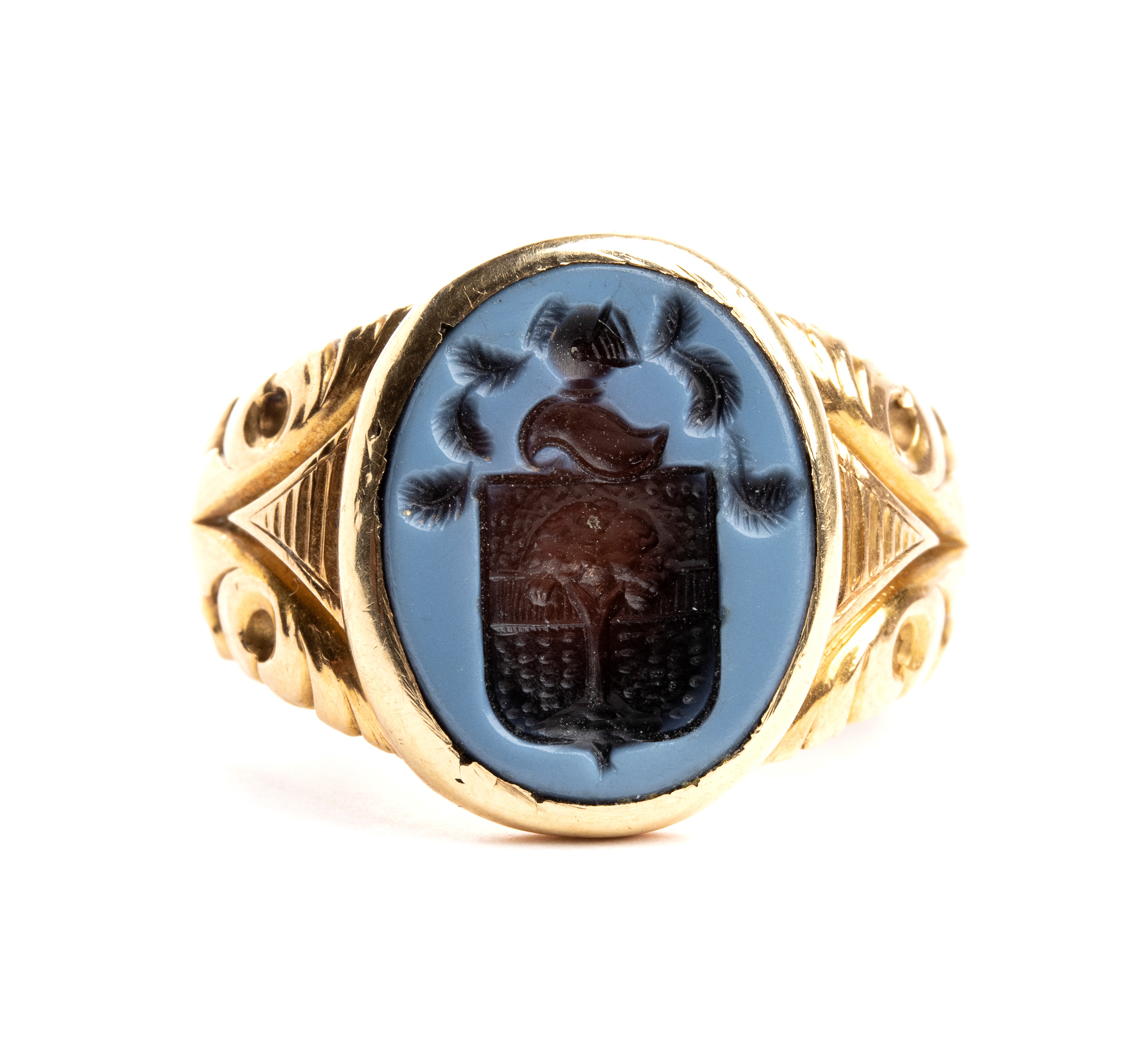 Anello in oro giallo con stemma araldico su agata incisa