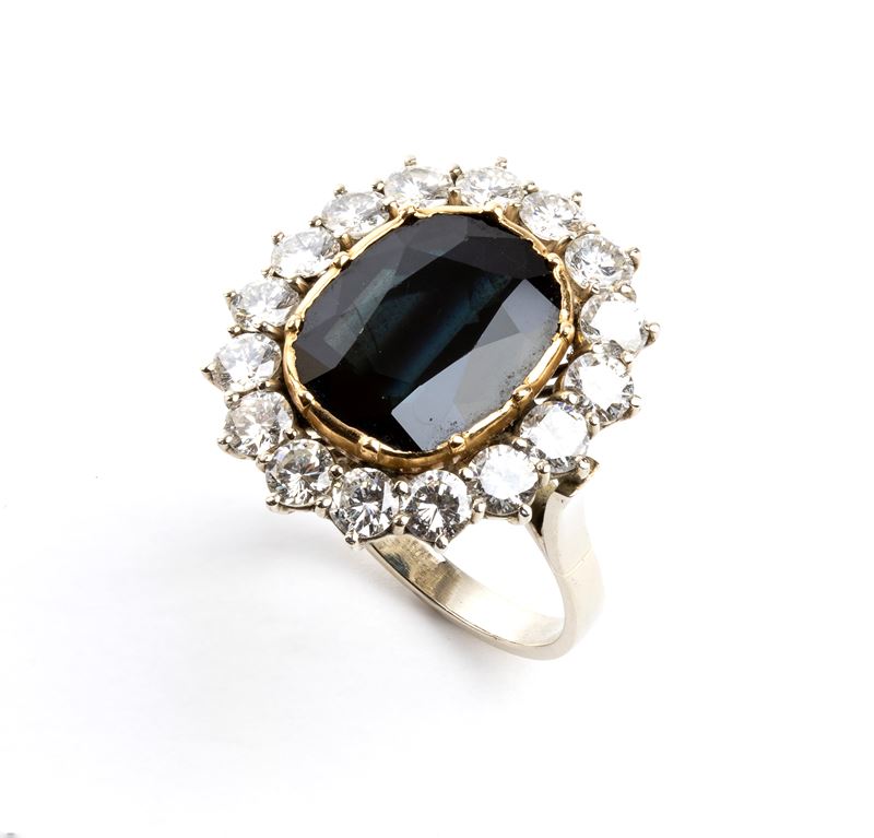 Anello in oro giallo e bianco con zaffiro ovale e diamanti