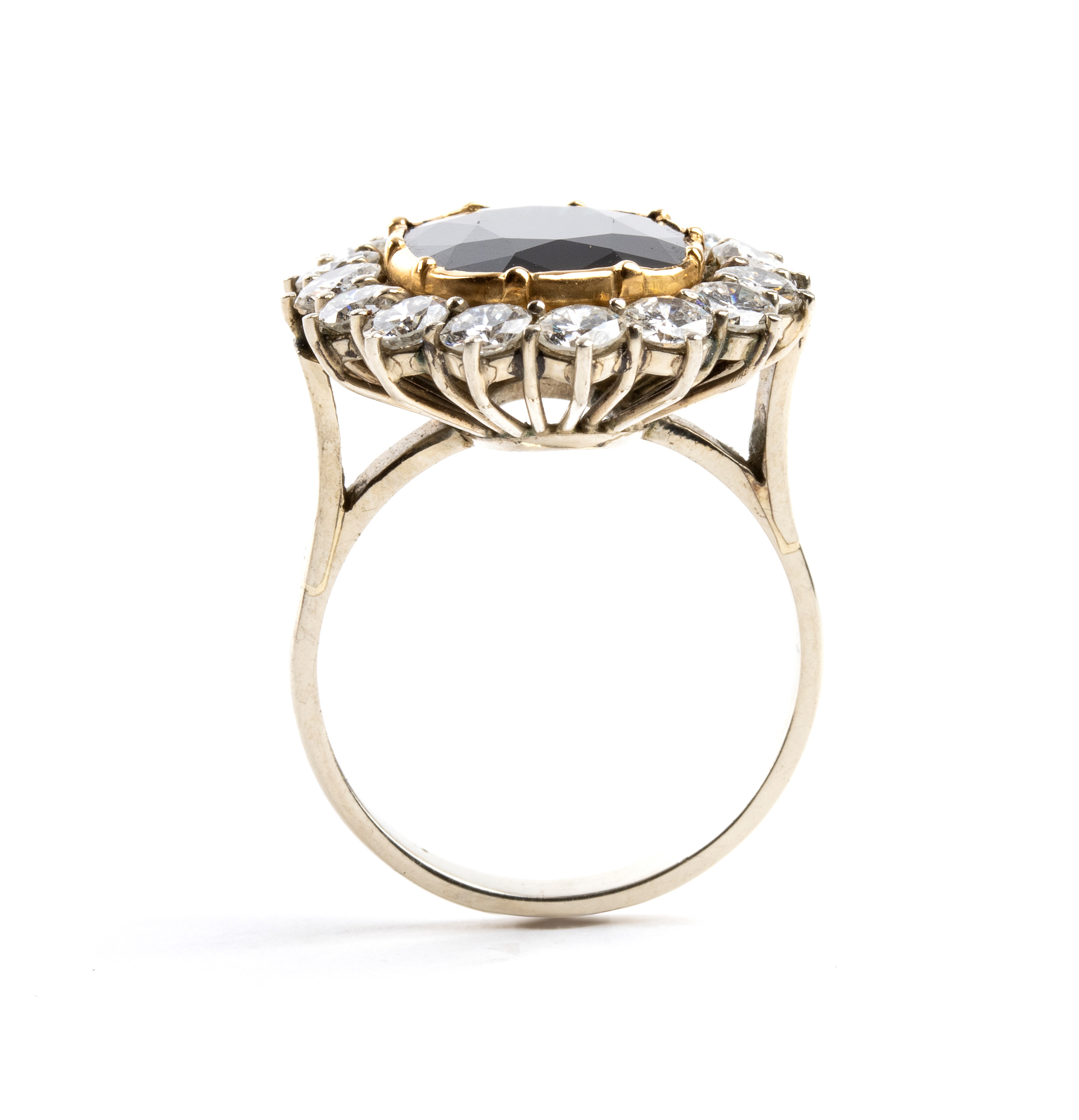 Anello in oro giallo e bianco con zaffiro ovale e diamanti