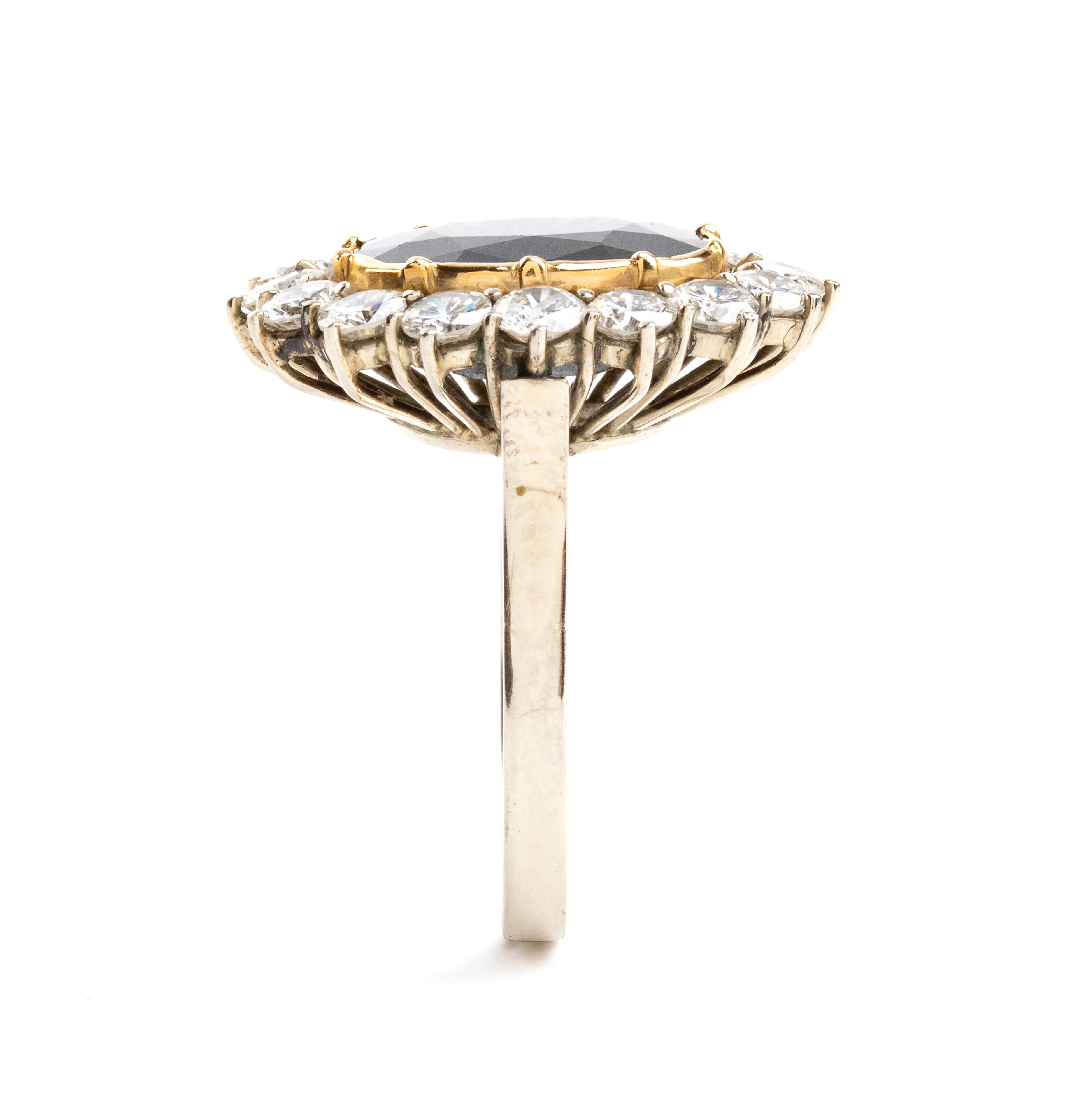 Anello in oro giallo e bianco con zaffiro ovale e diamanti