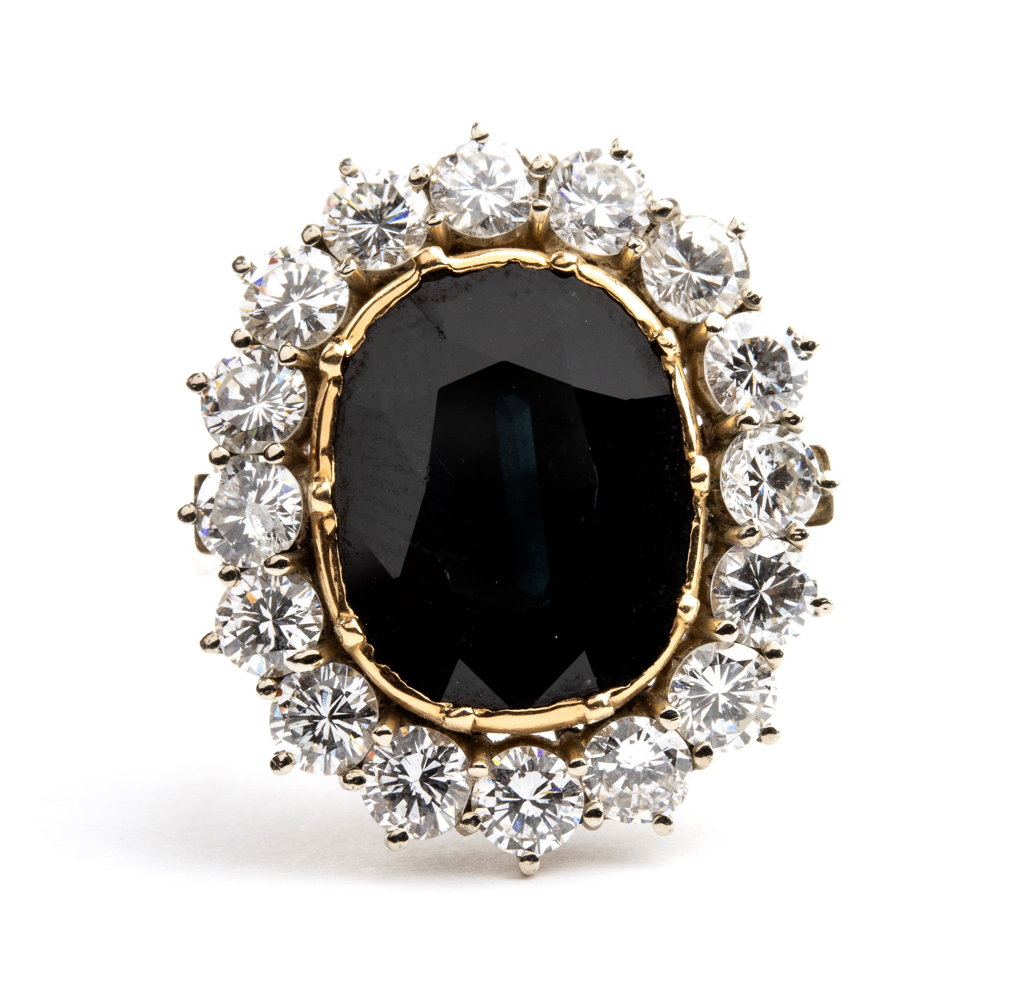 Anello in oro giallo e bianco con zaffiro ovale e diamanti