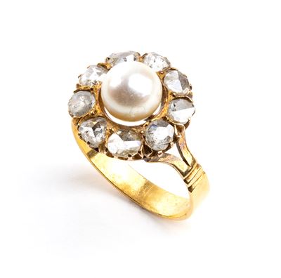 Italia, inizio XX secolo, Anello in oro 18k con diamanti e perla coltivata d’acqua salata