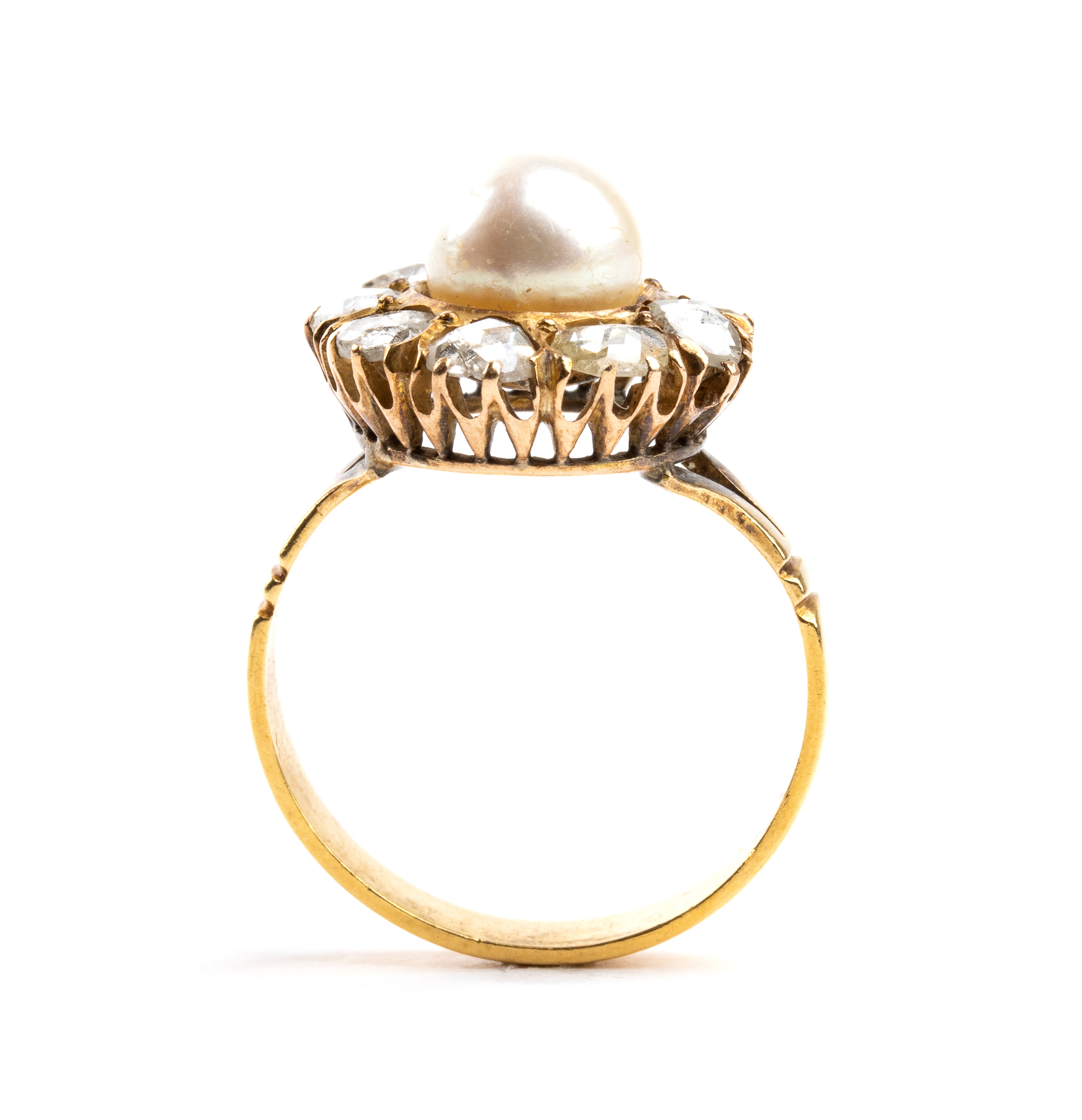 Italia, inizio XX secolo, Anello in oro 18k con diamanti e perla coltivata d’acqua salata