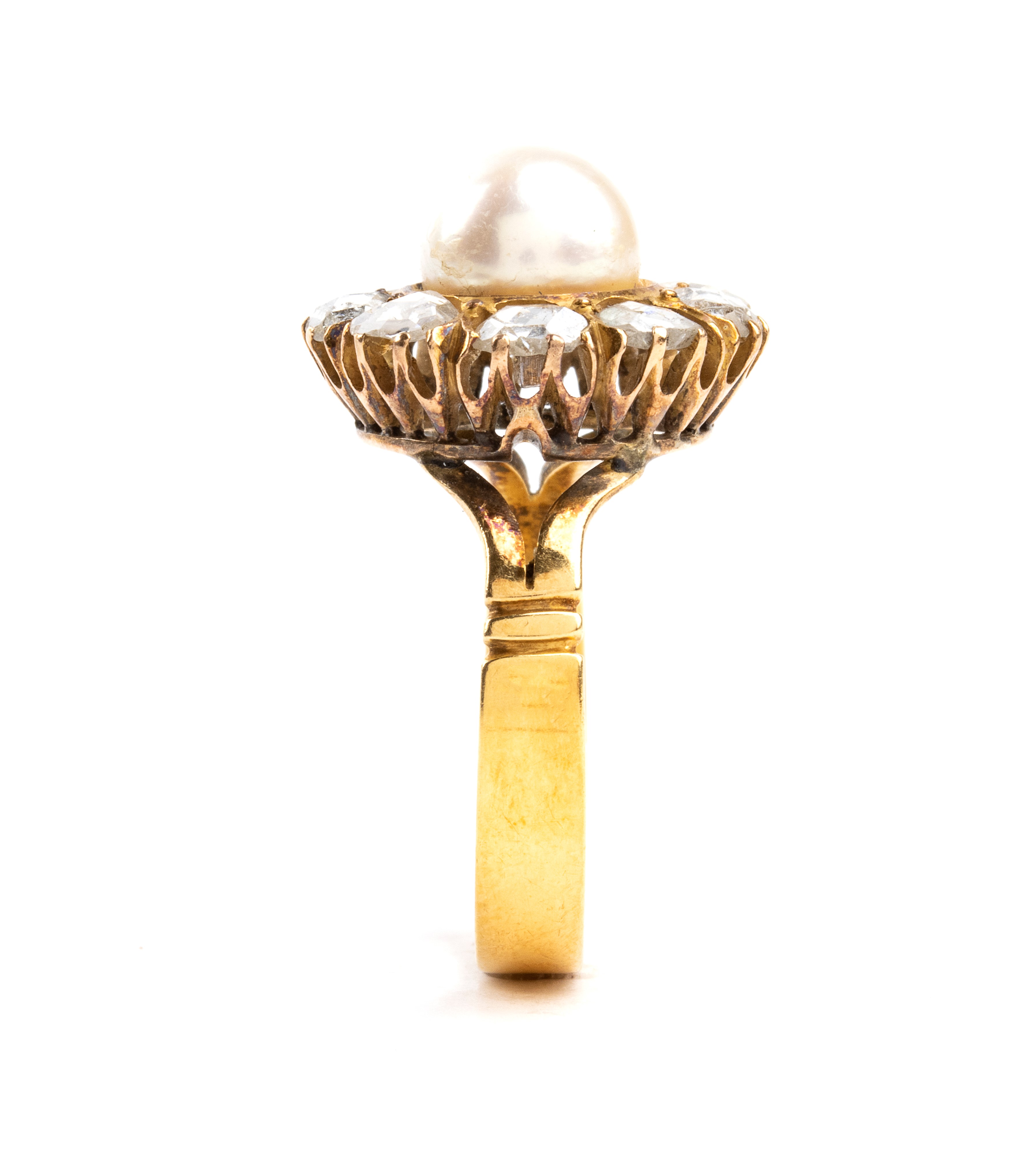 Italia, inizio XX secolo, Anello in oro 18k con diamanti e perla coltivata d’acqua salata