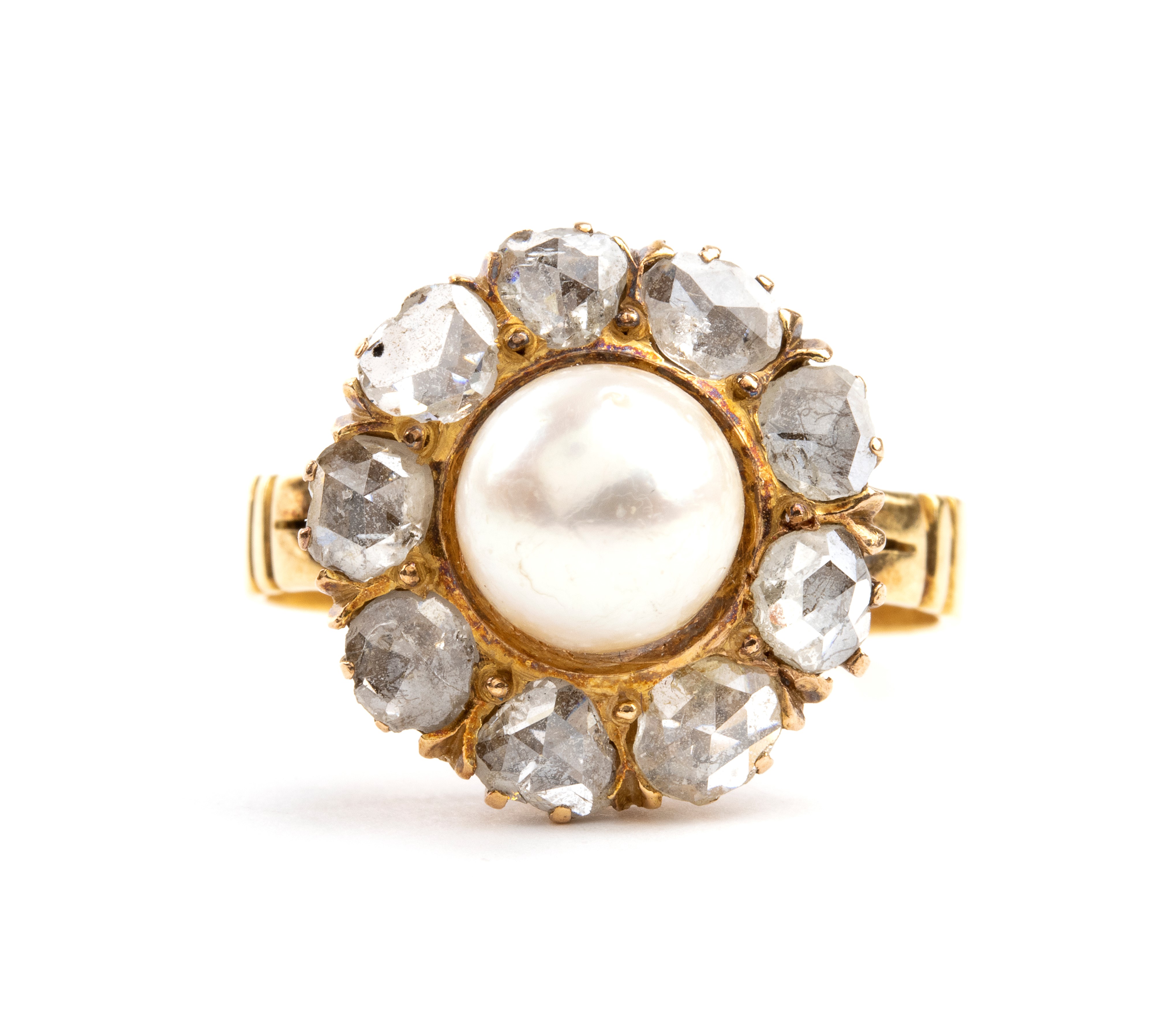 Italia, inizio XX secolo, Anello in oro 18k con diamanti e perla coltivata d’acqua salata