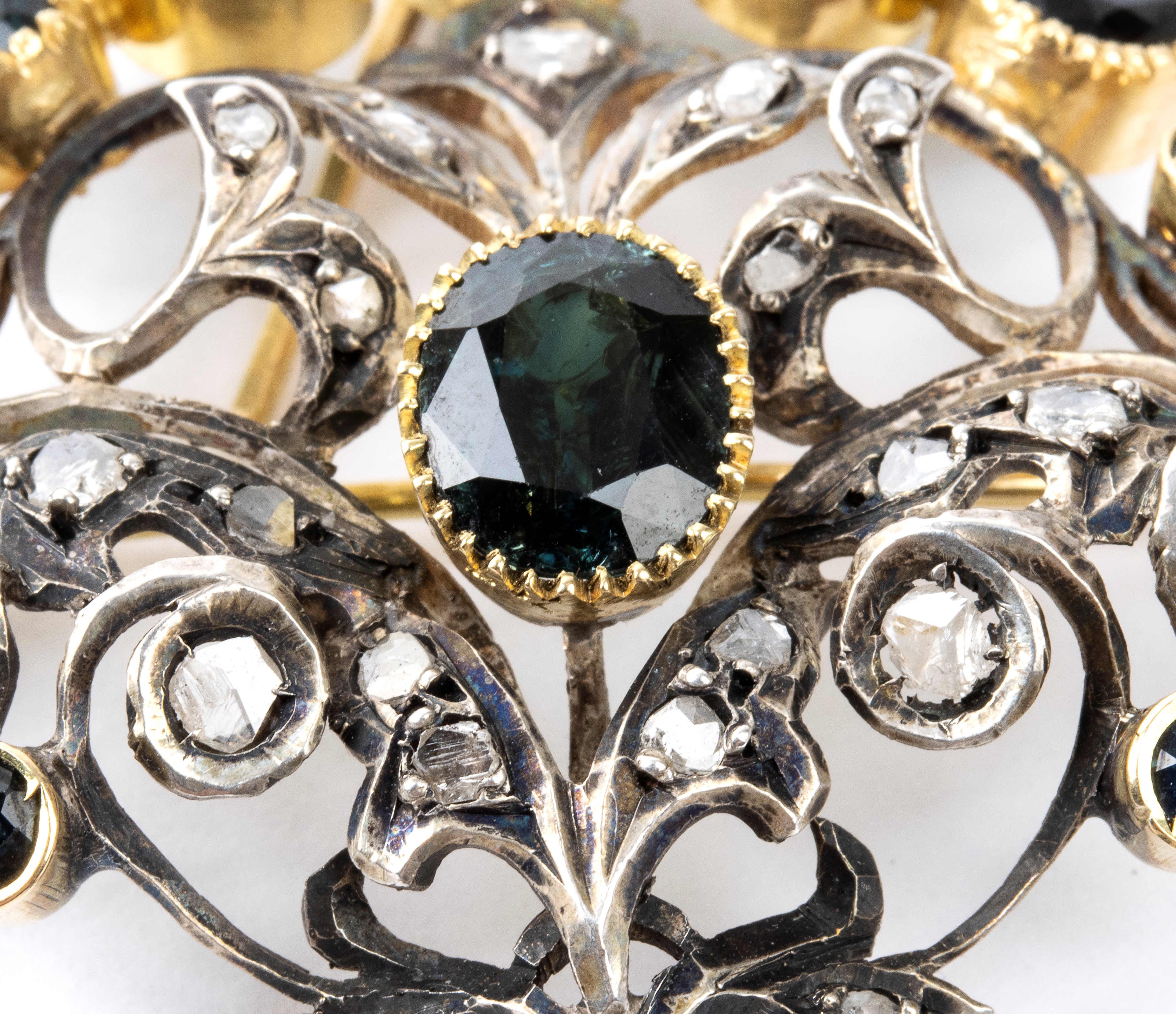 Collana e spilla-pendente, girocollo in oro e argento con zaffiri e diamanti