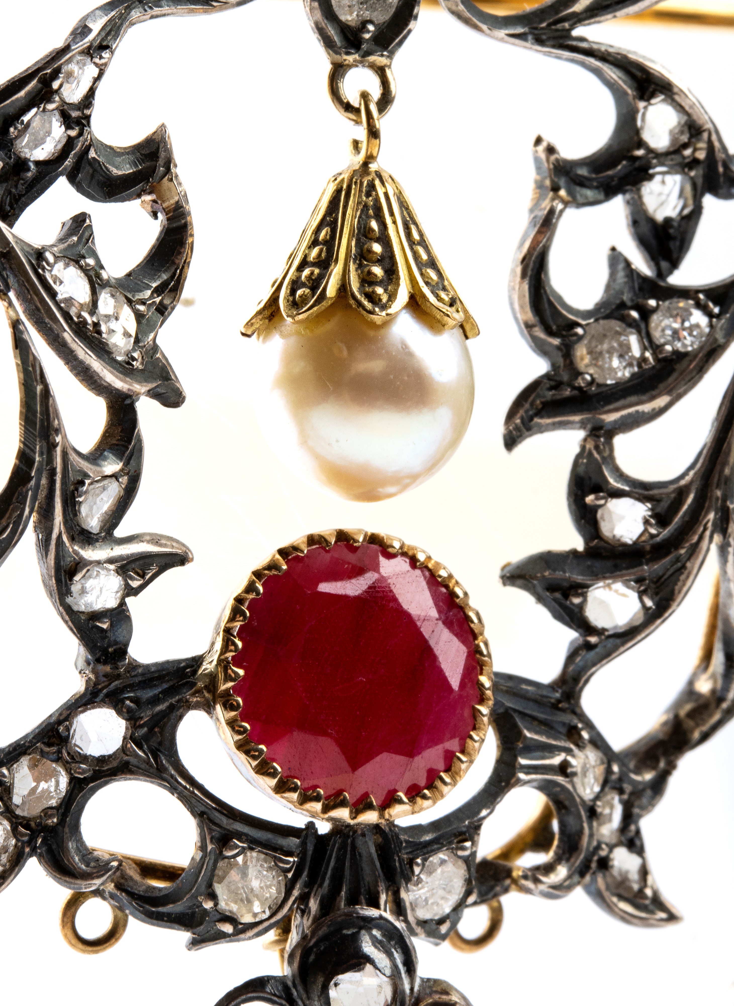 Spilla–pendente, argento e oro giallo con perle, diamanti e calcedonio (fine XIX secolo)