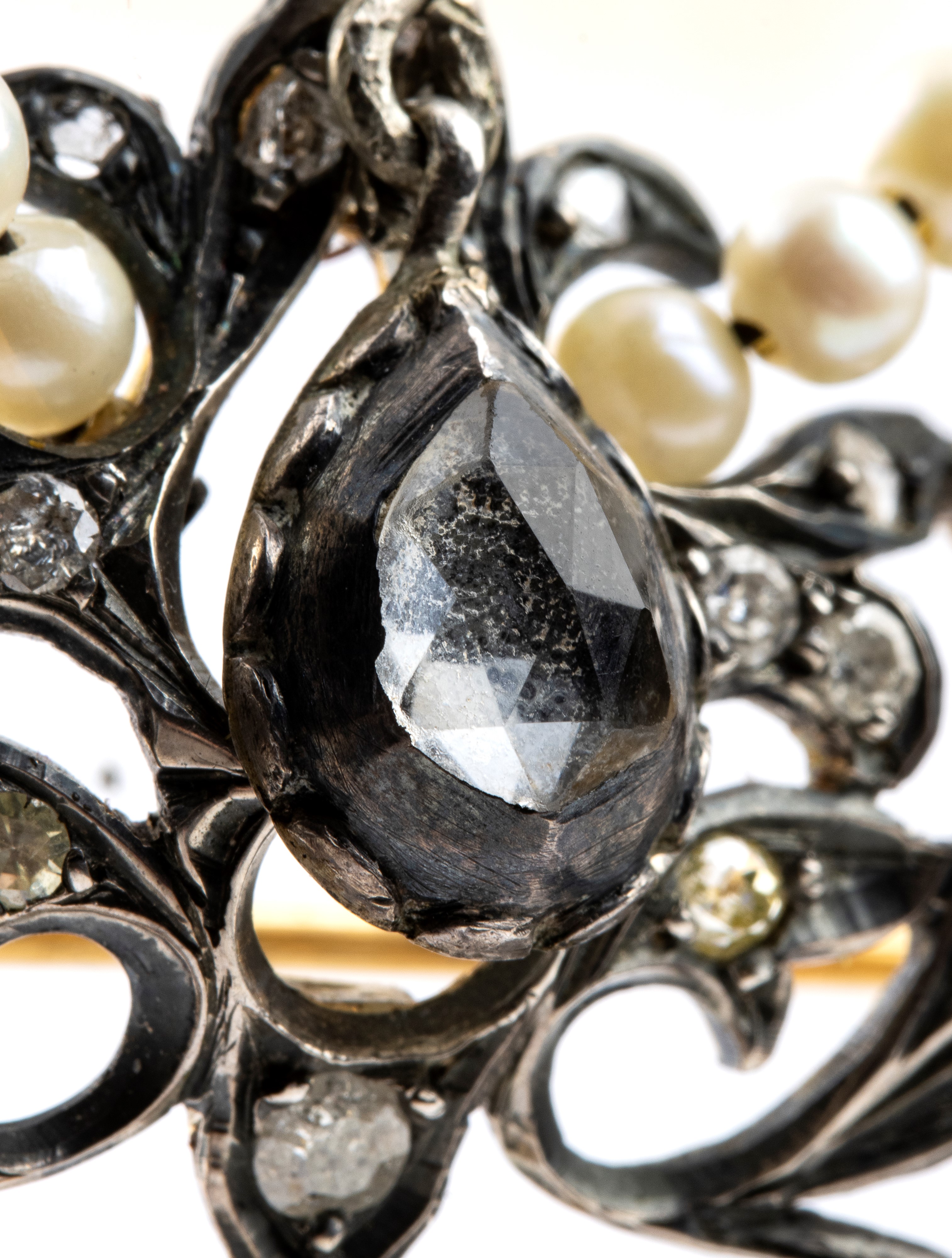 Spilla–pendente, argento e oro giallo con perle, diamanti e calcedonio (fine XIX secolo)
