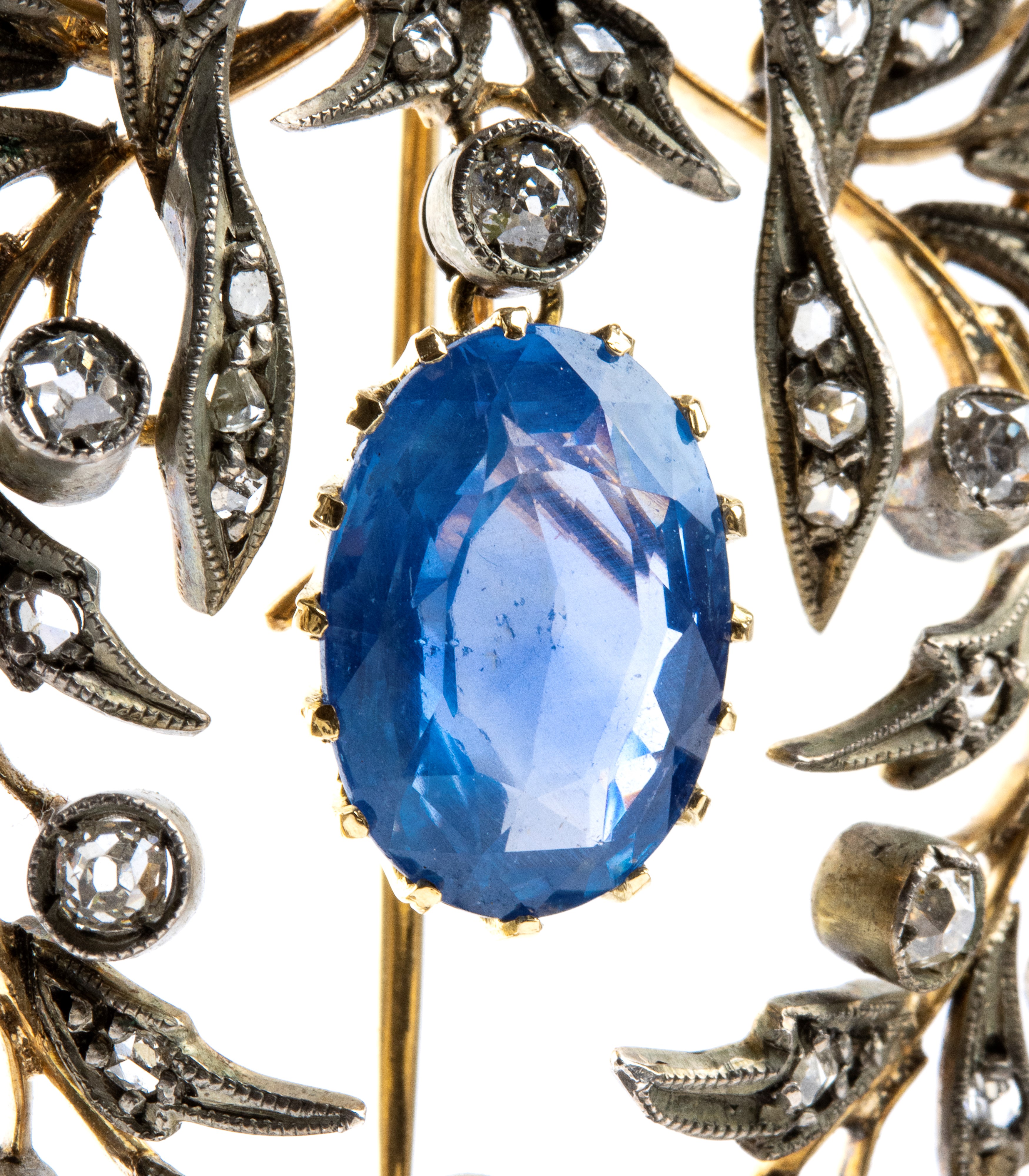 Spilla in argento e oro giallo, in stile a ghirlanda con zaffiro sintetico e diamanti, fine XIX s...