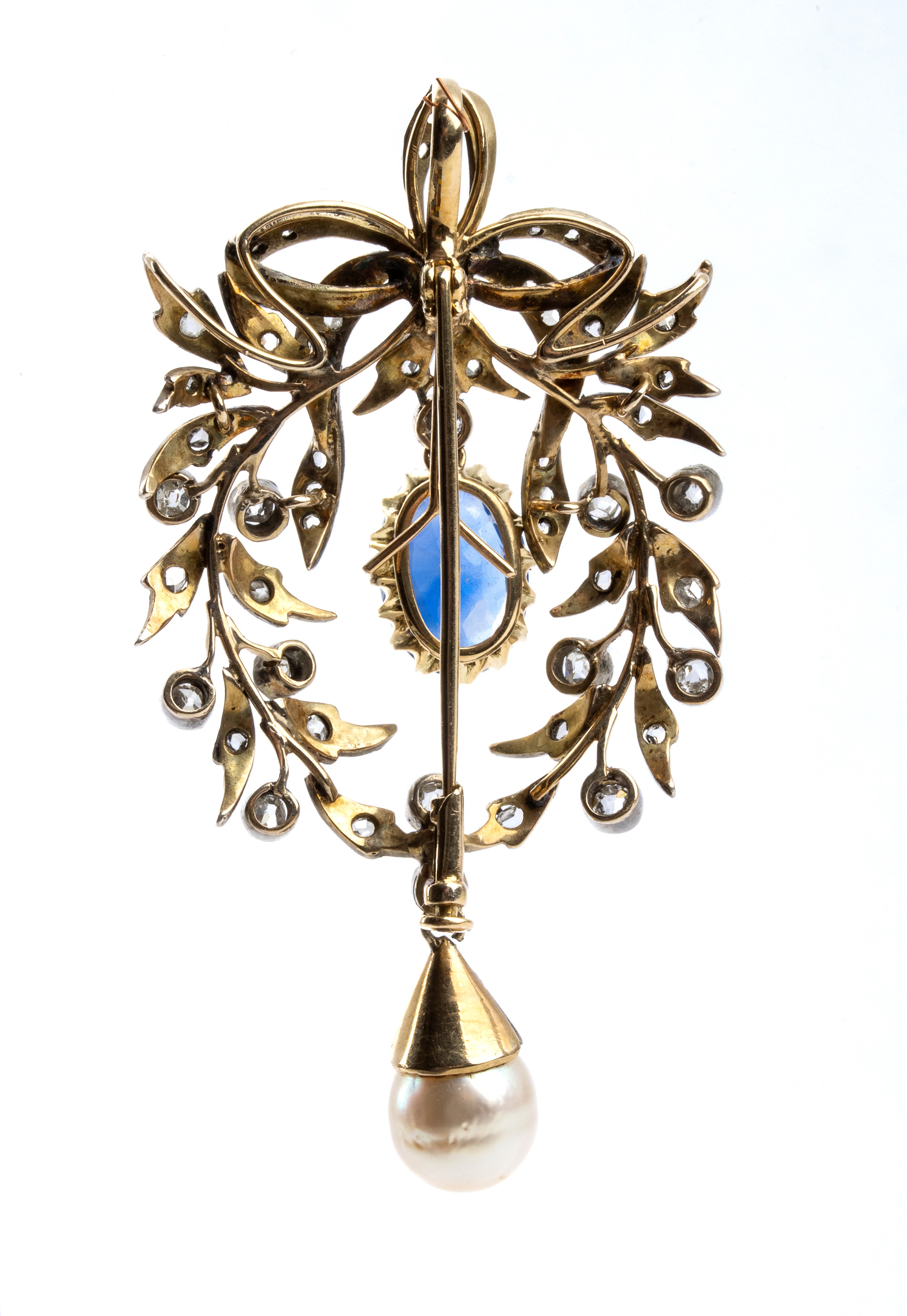 Spilla in argento e oro giallo, in stile a ghirlanda con zaffiro sintetico e diamanti, fine XIX s...