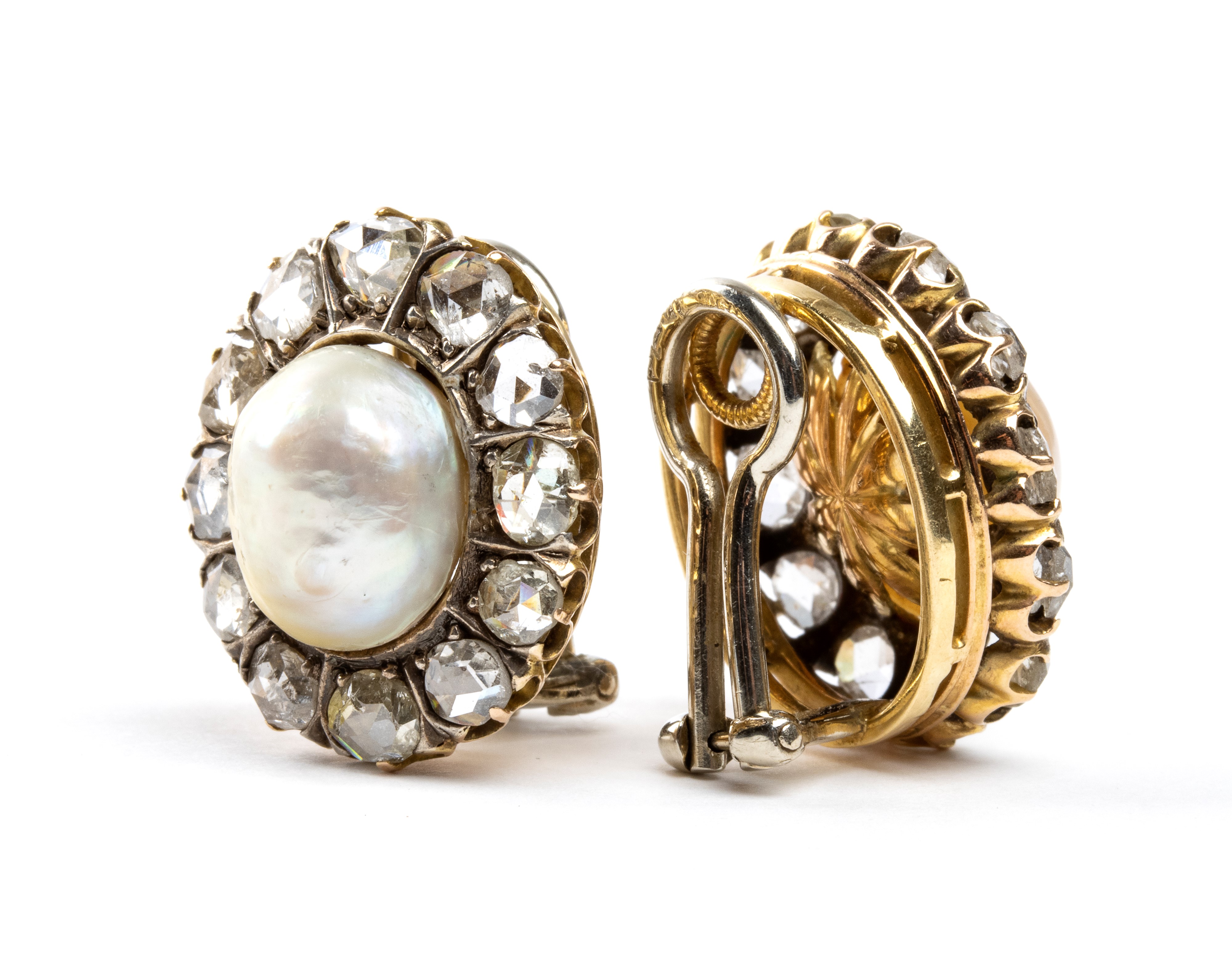Paio di orecchini, oro 18k giallo e bianco, perle barocche e diamanti, anni ’60 del XX secolo