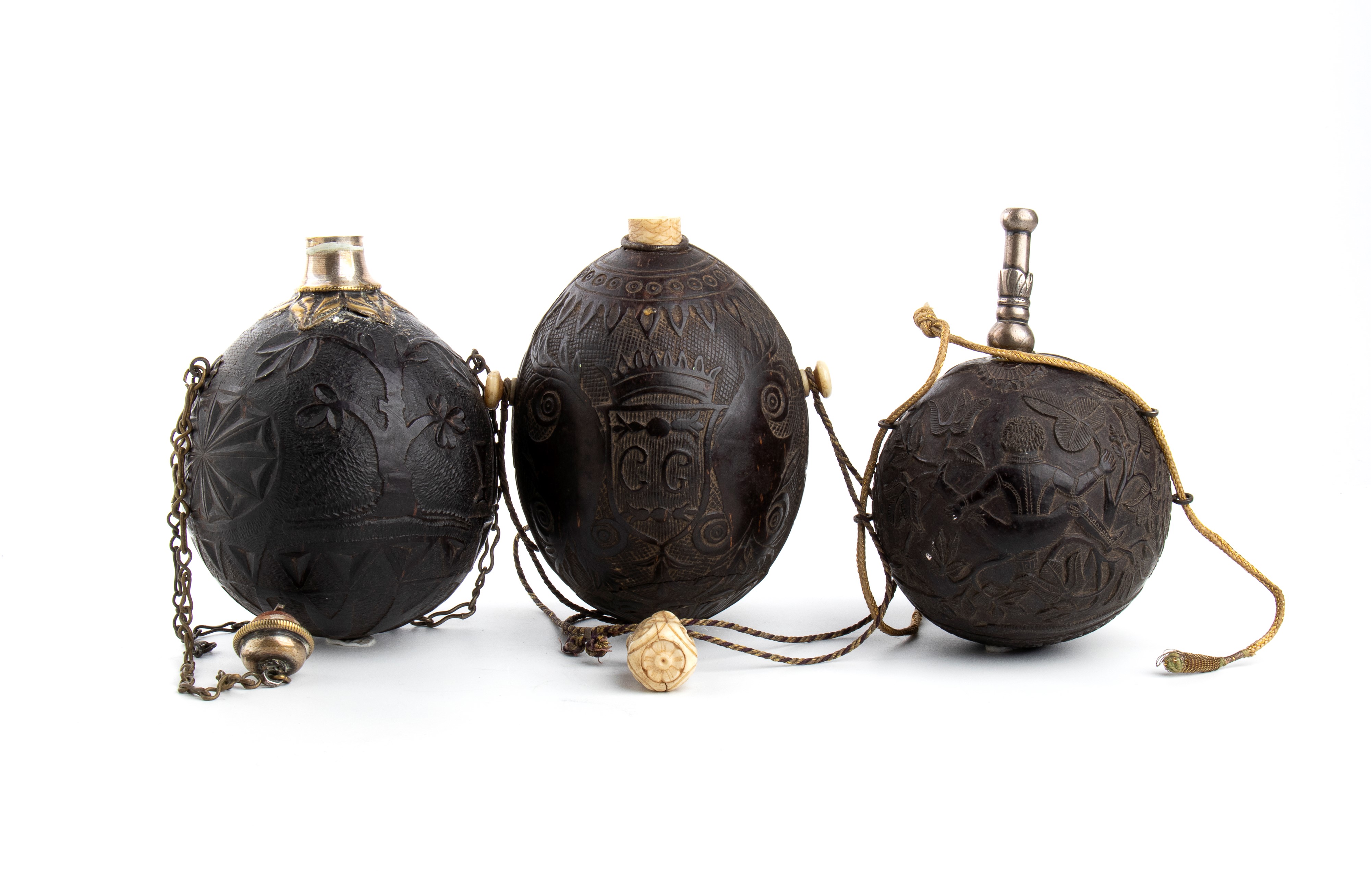 Gruppo di 3 fiasche di noci di cocco incise "del marinaio"