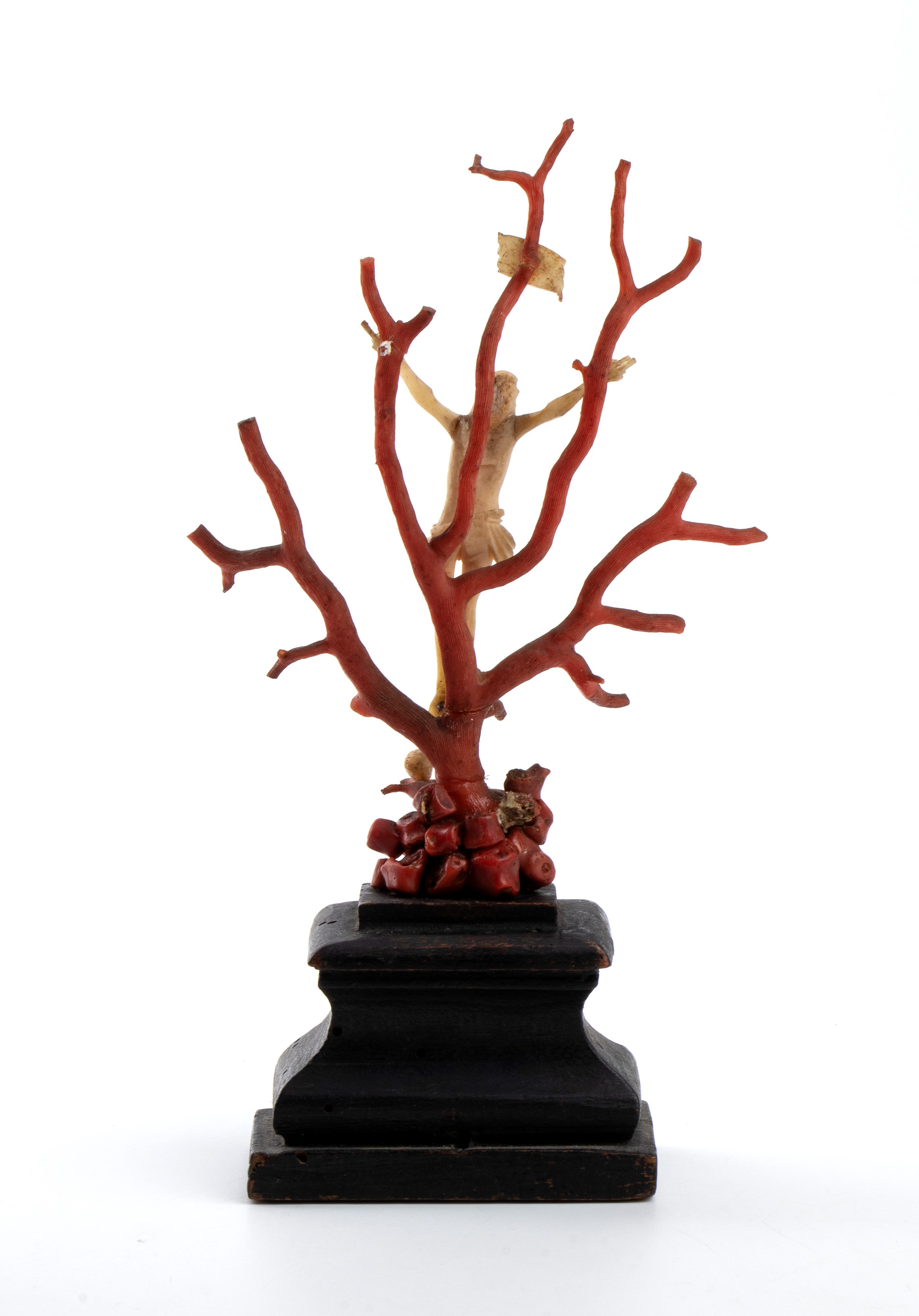 Crocifisso in osso e corallo