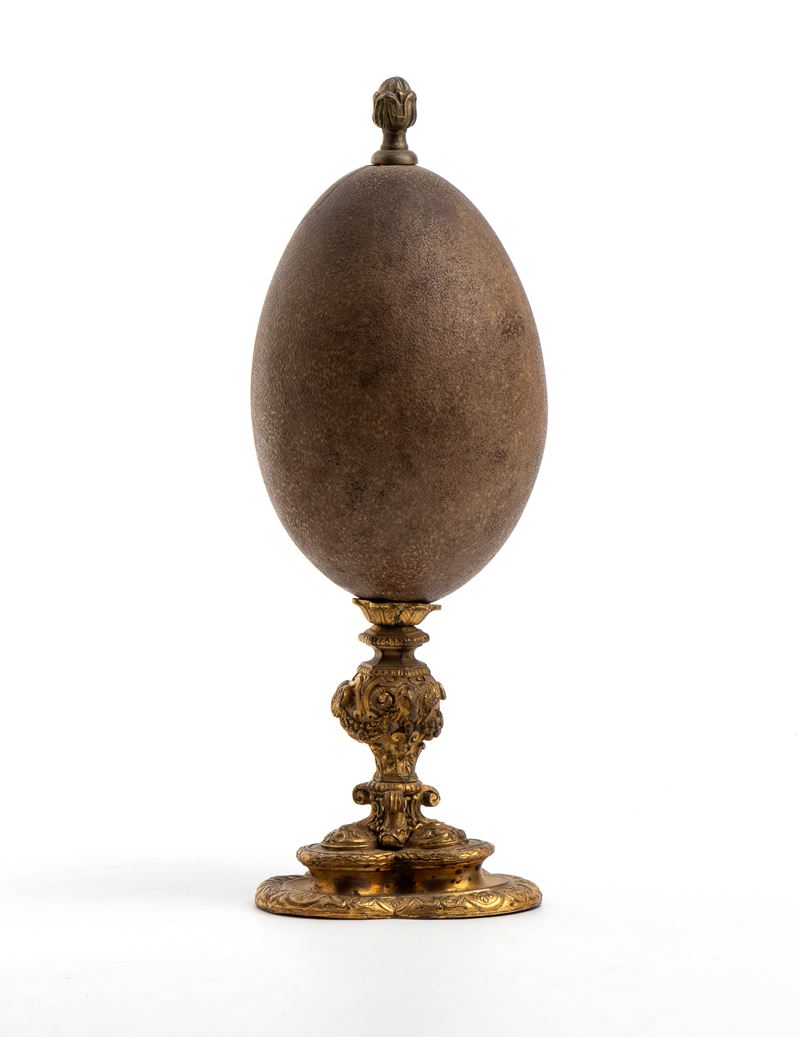 XIX secolo, Uovo di emù con base in bronzo dorato cesellato e sbalzato, decorazione a delfini e t...