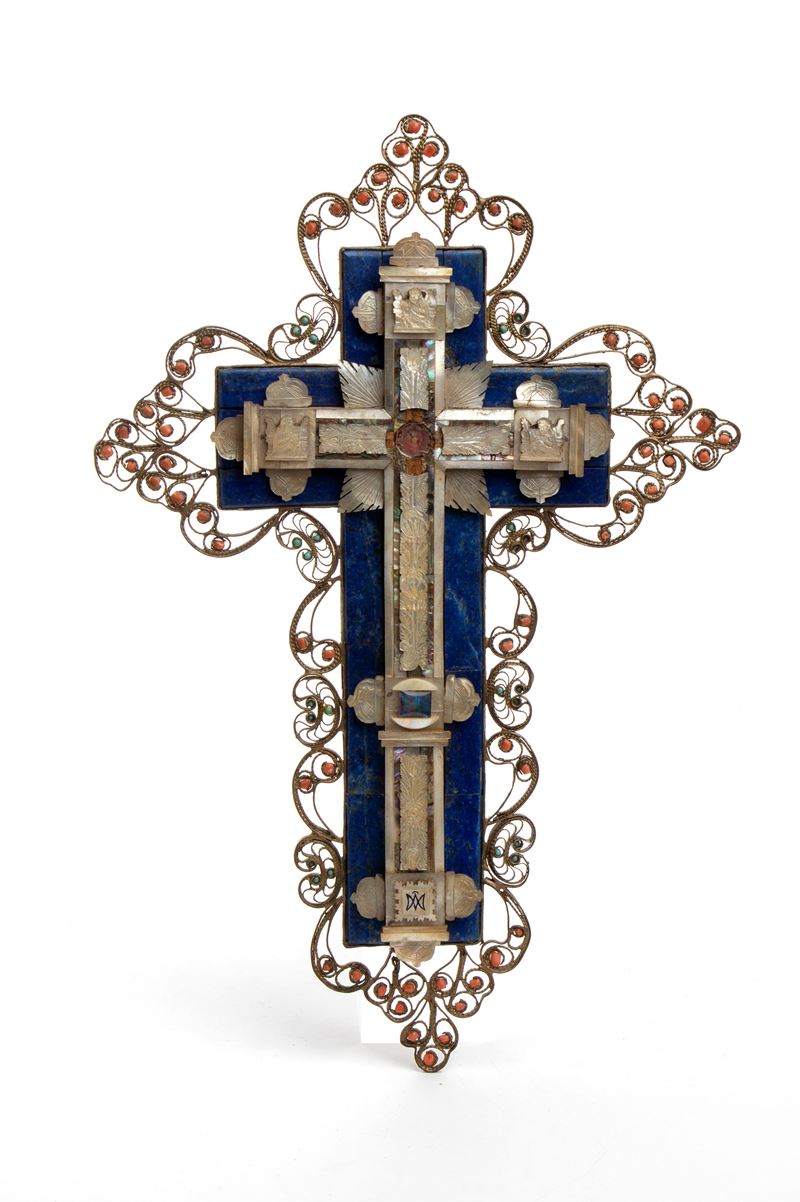 Croce reliquiario, madreperla, lapislazzuli e corallo (Italia meridionale, XVIII-XIX secolo)