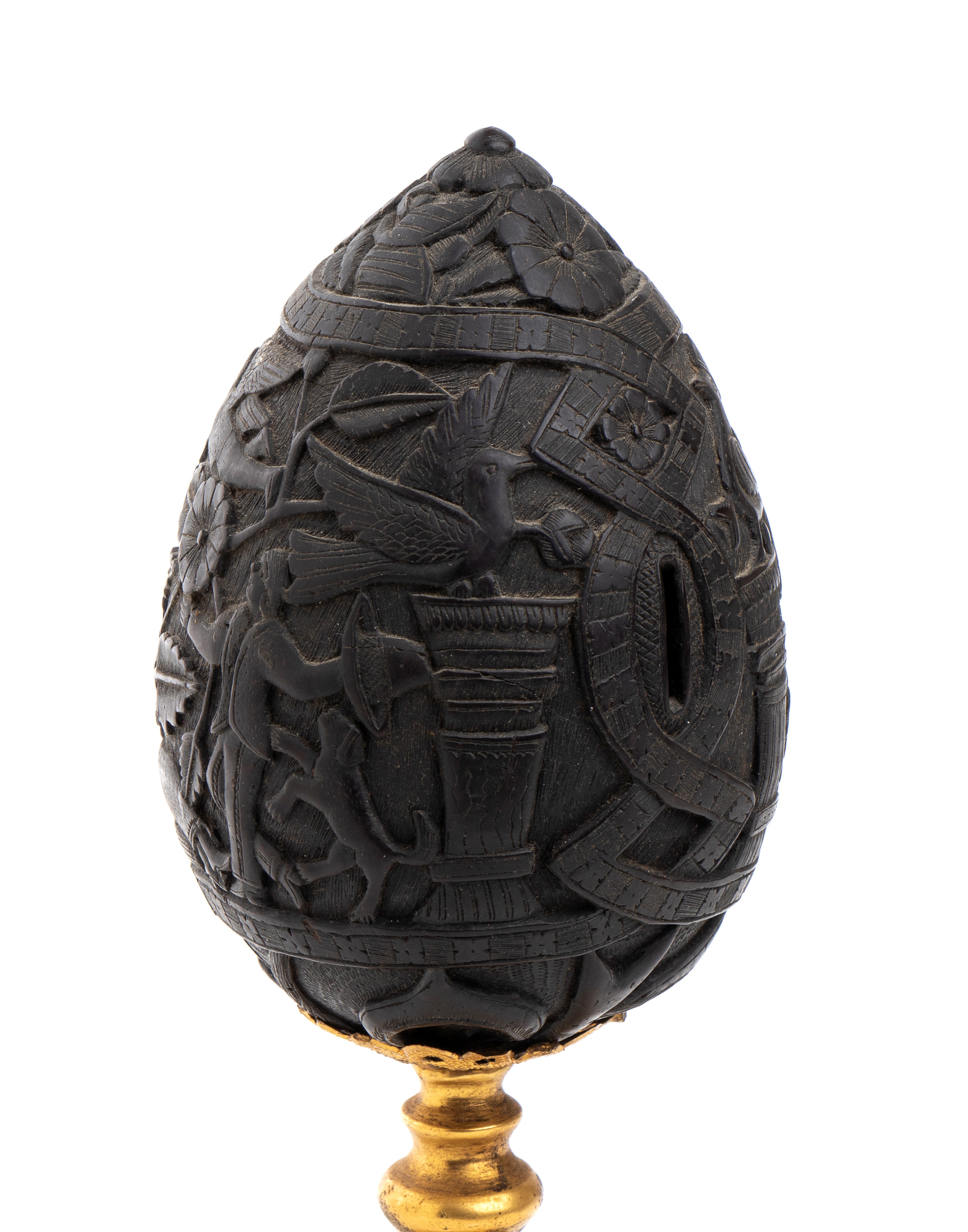 Noce moscata con base in bronzo dorato