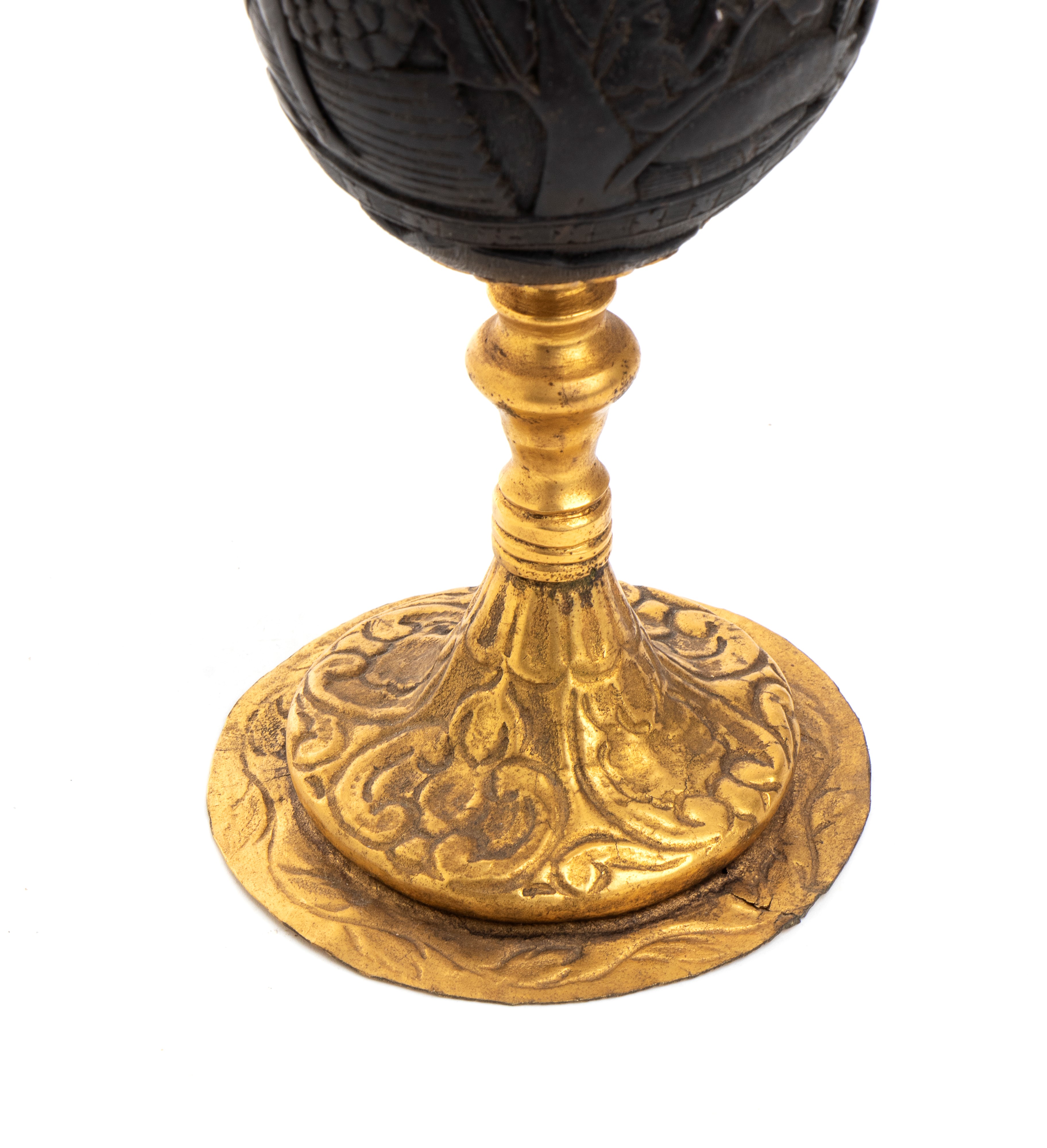 Noce moscata con base in bronzo dorato