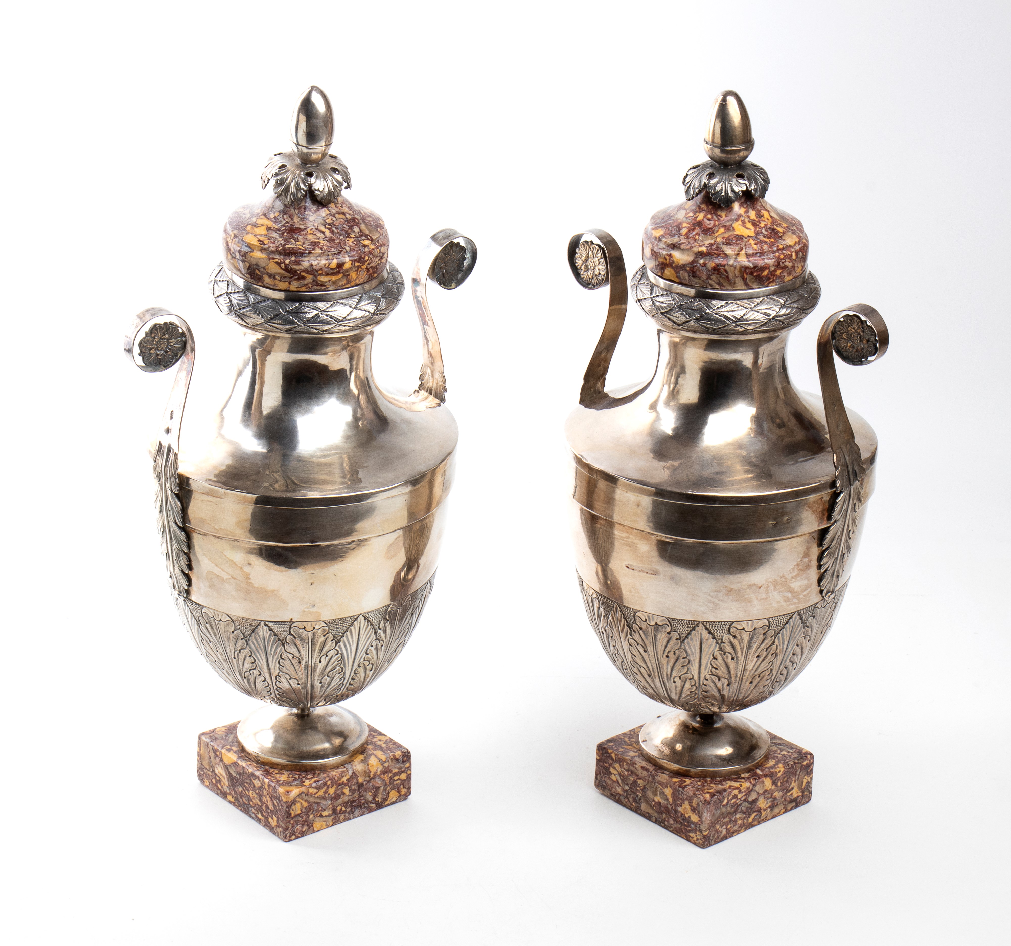 Importante coppia di vasi italiani biansati in argento e marmo