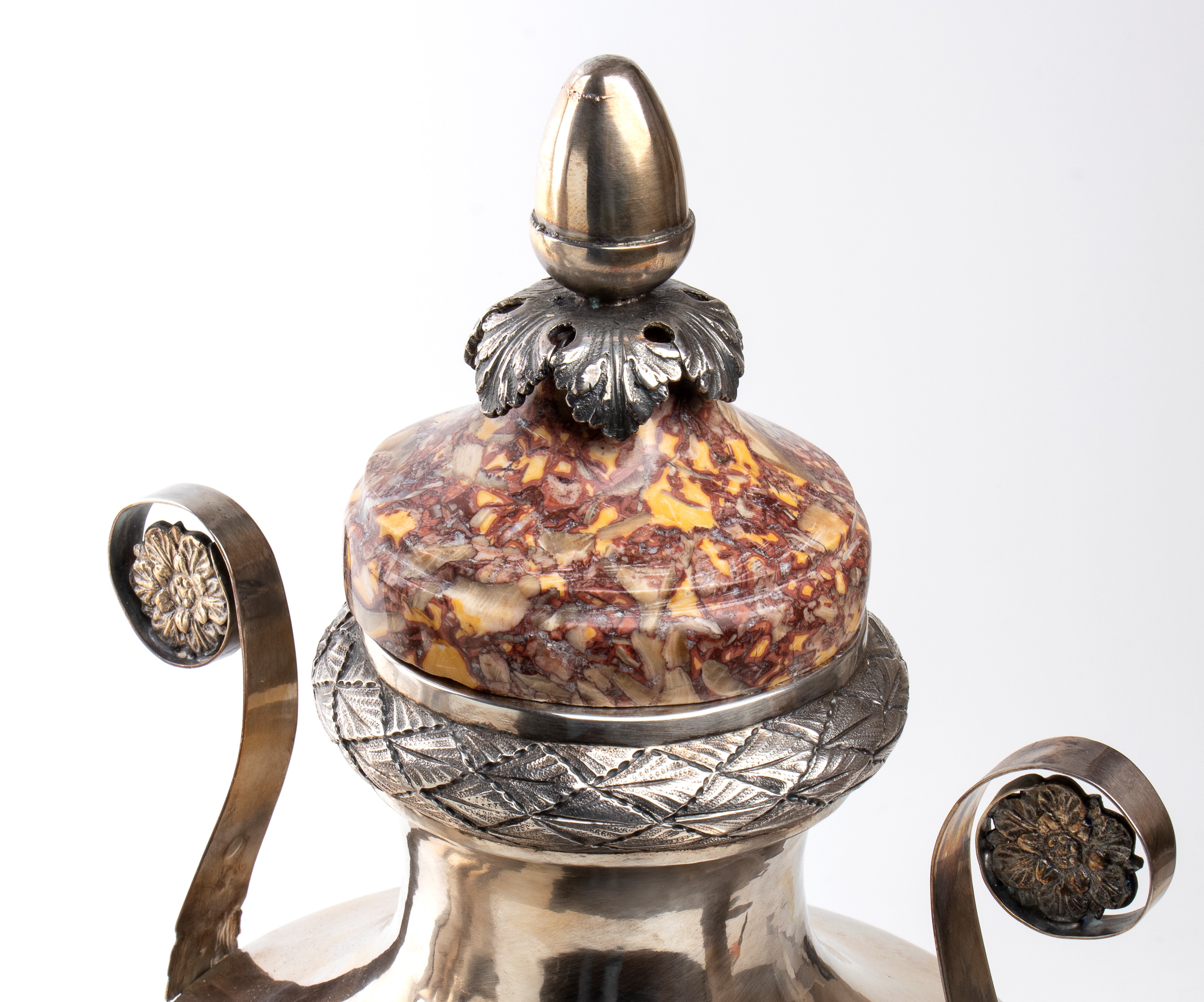 Importante coppia di vasi italiani biansati in argento e marmo