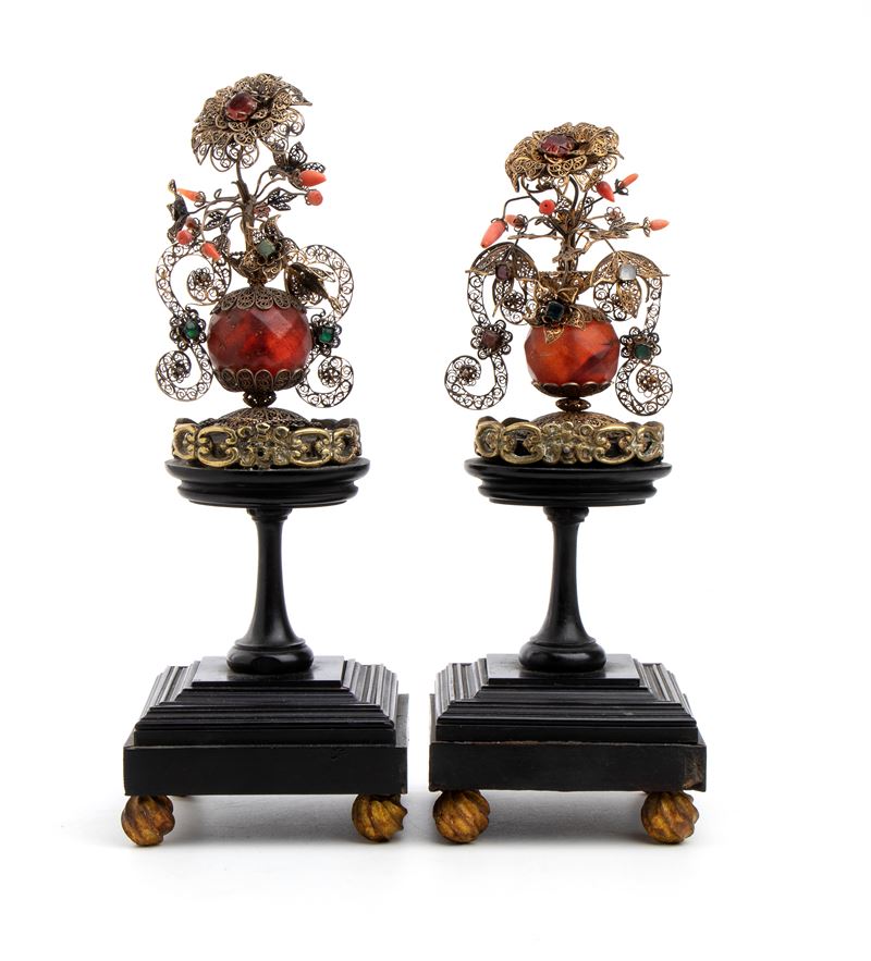 Oggetti decorativi siciliani del XVIII secolo, Due portapalme in filigrana e ambra con base in le...