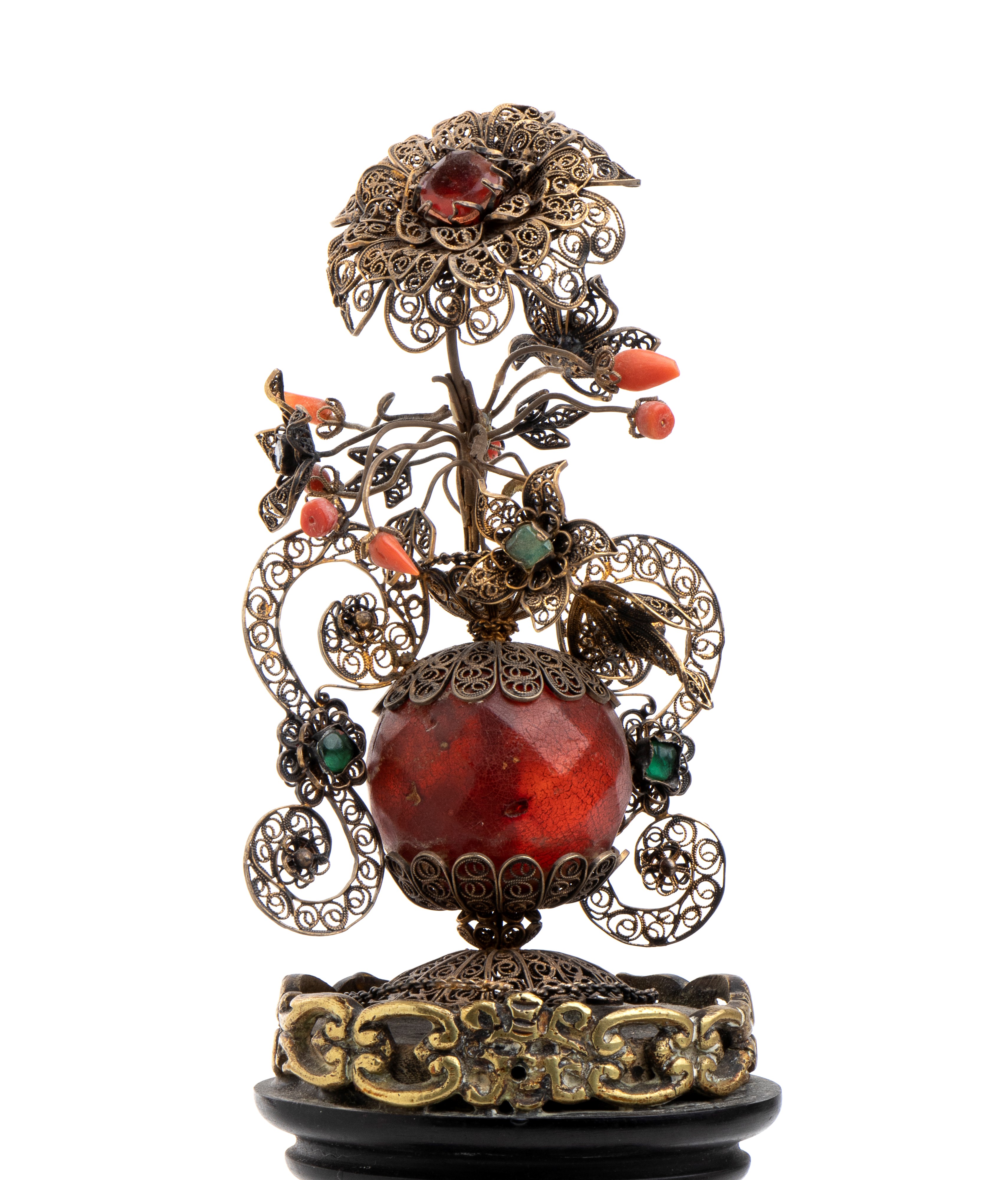 Oggetti decorativi siciliani del XVIII secolo, Due portapalme in filigrana e ambra con base in le...