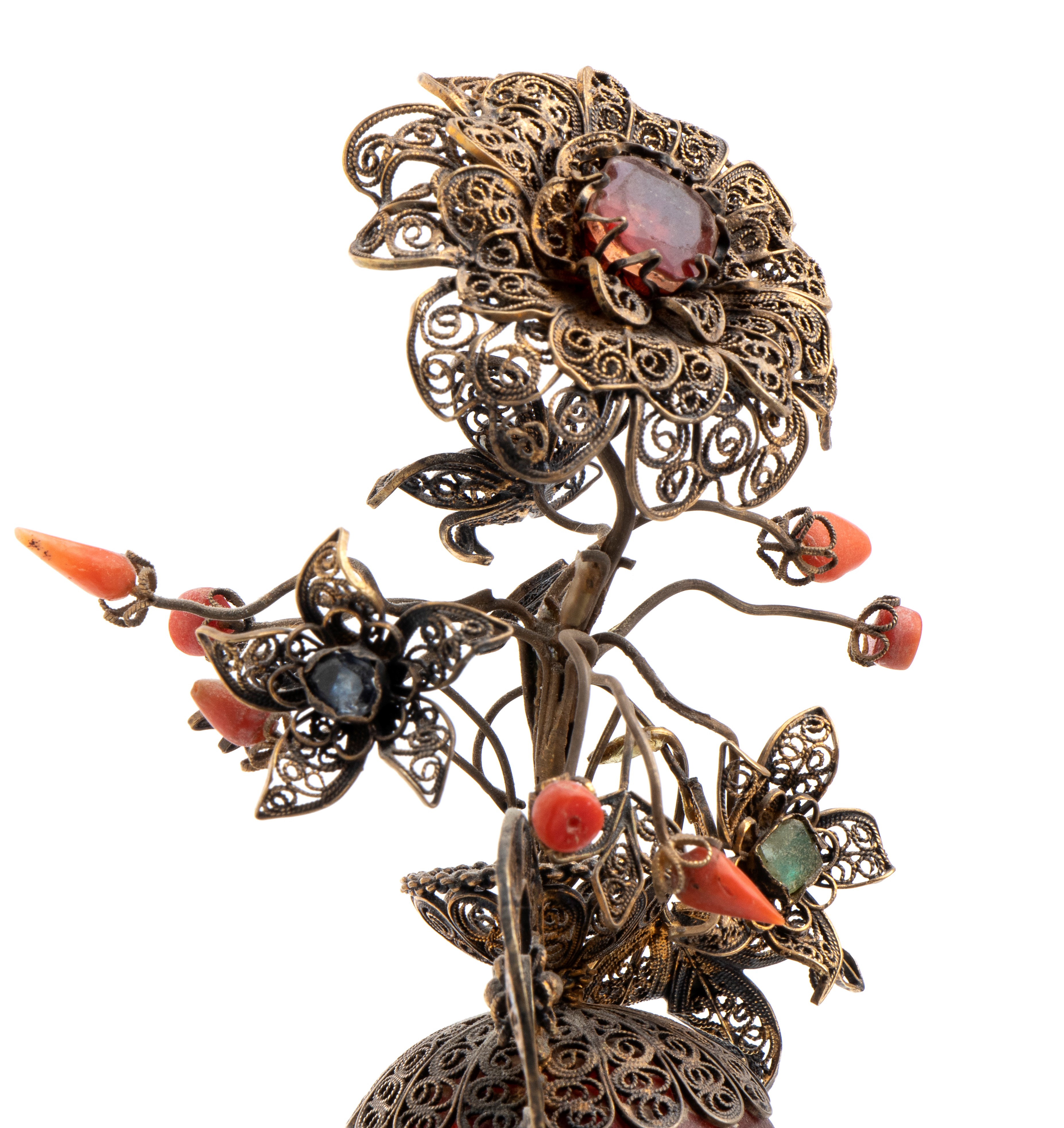 Oggetti decorativi siciliani del XVIII secolo, Due portapalme in filigrana e ambra con base in le...