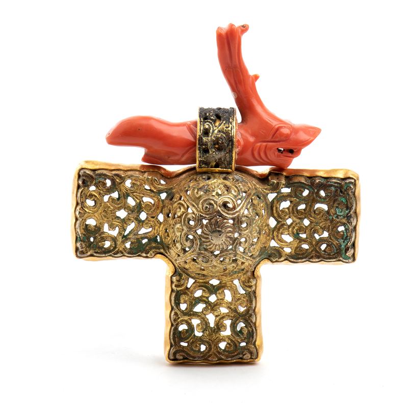 Cina, Croce in argento dorato, oro e corallo (XVII secolo)