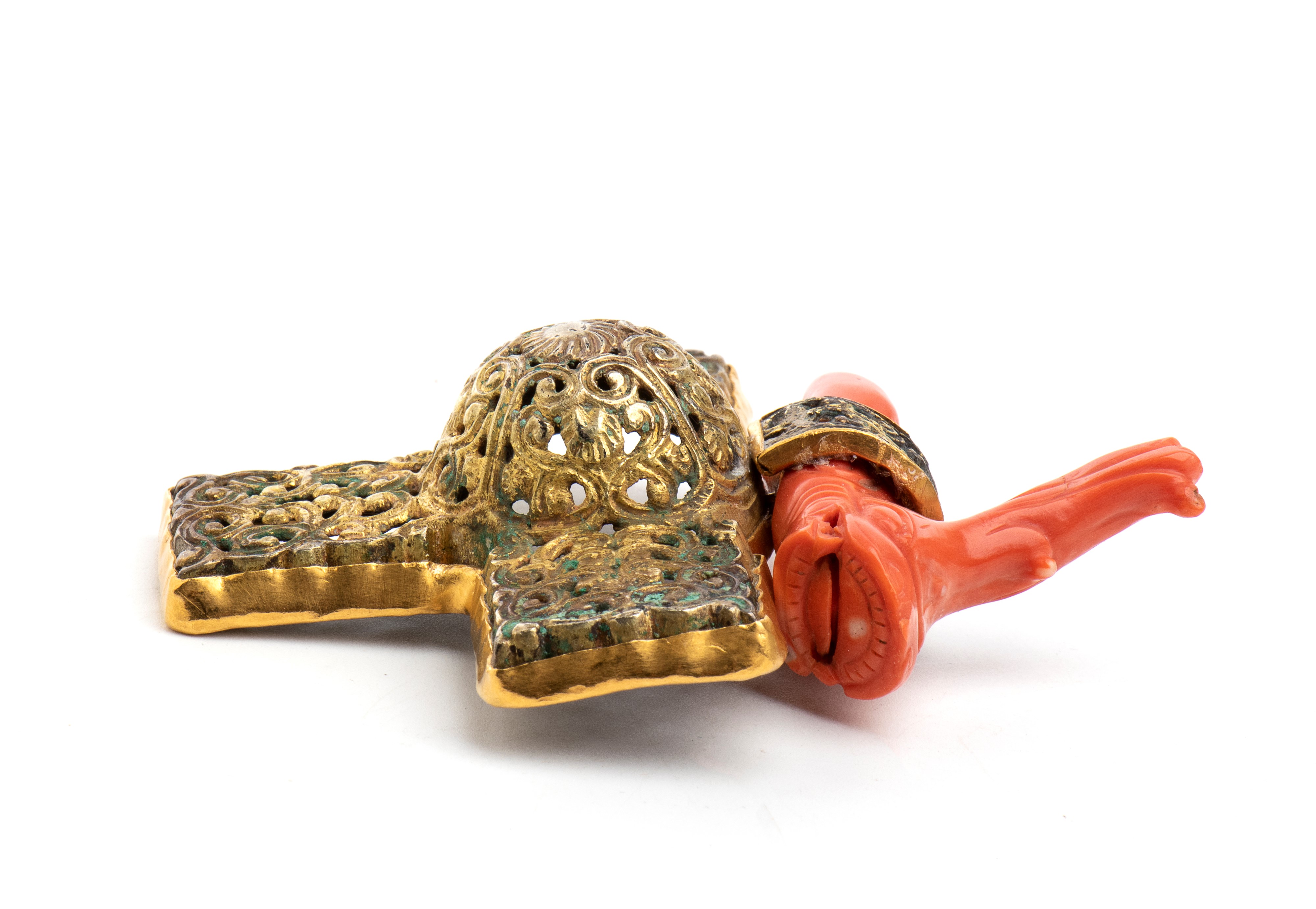 Croce in argento dorato, oro e corallo