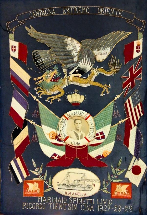 Italy, kingdom an embroidered panel, commemorating the chinese campaign  (primo quarto XX sec.)  - Auction Memorabilia, Militaria, Orders - Bertolami Fine Art - Casa d'Aste