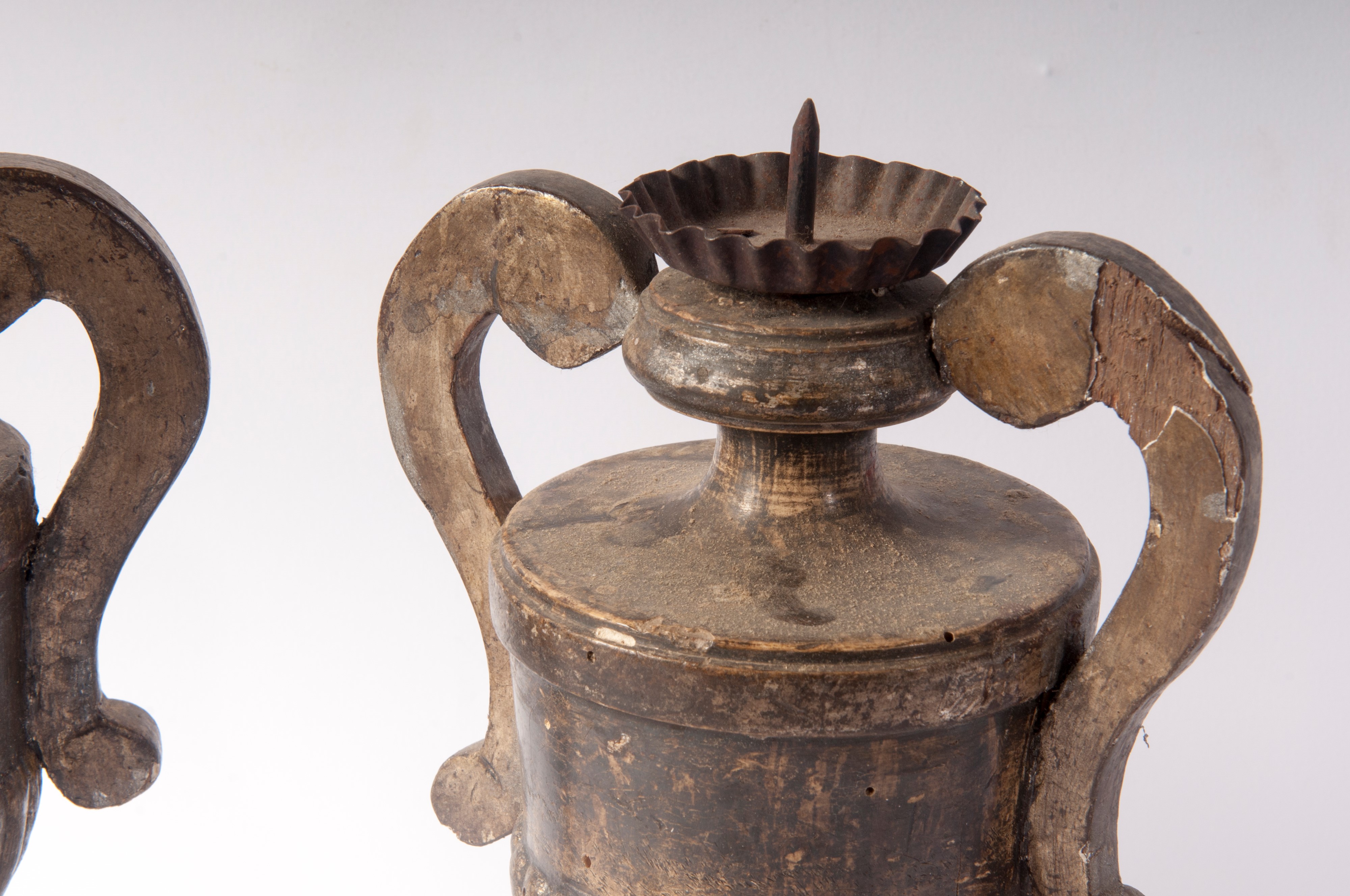 Coppia di candelieri ad anfora
