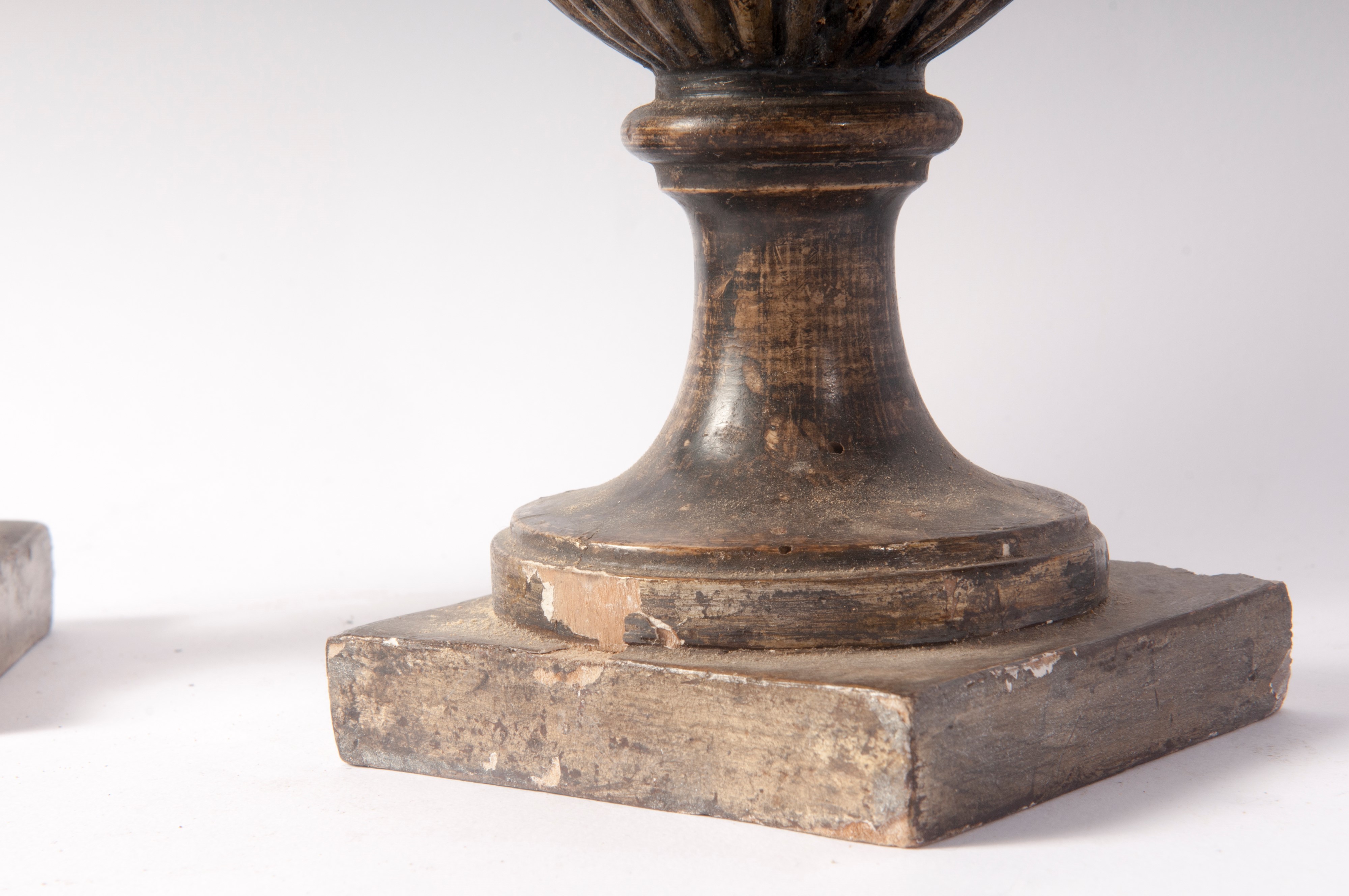 Coppia di candelieri ad anfora