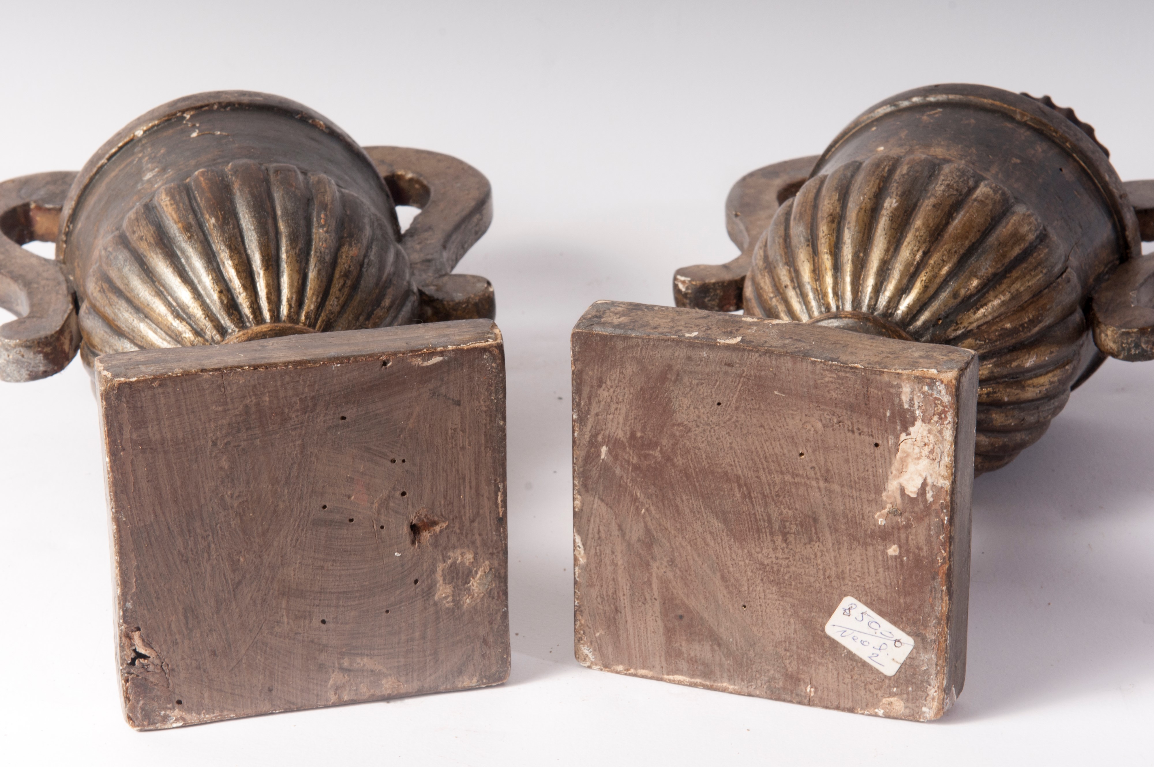 Coppia di candelieri ad anfora