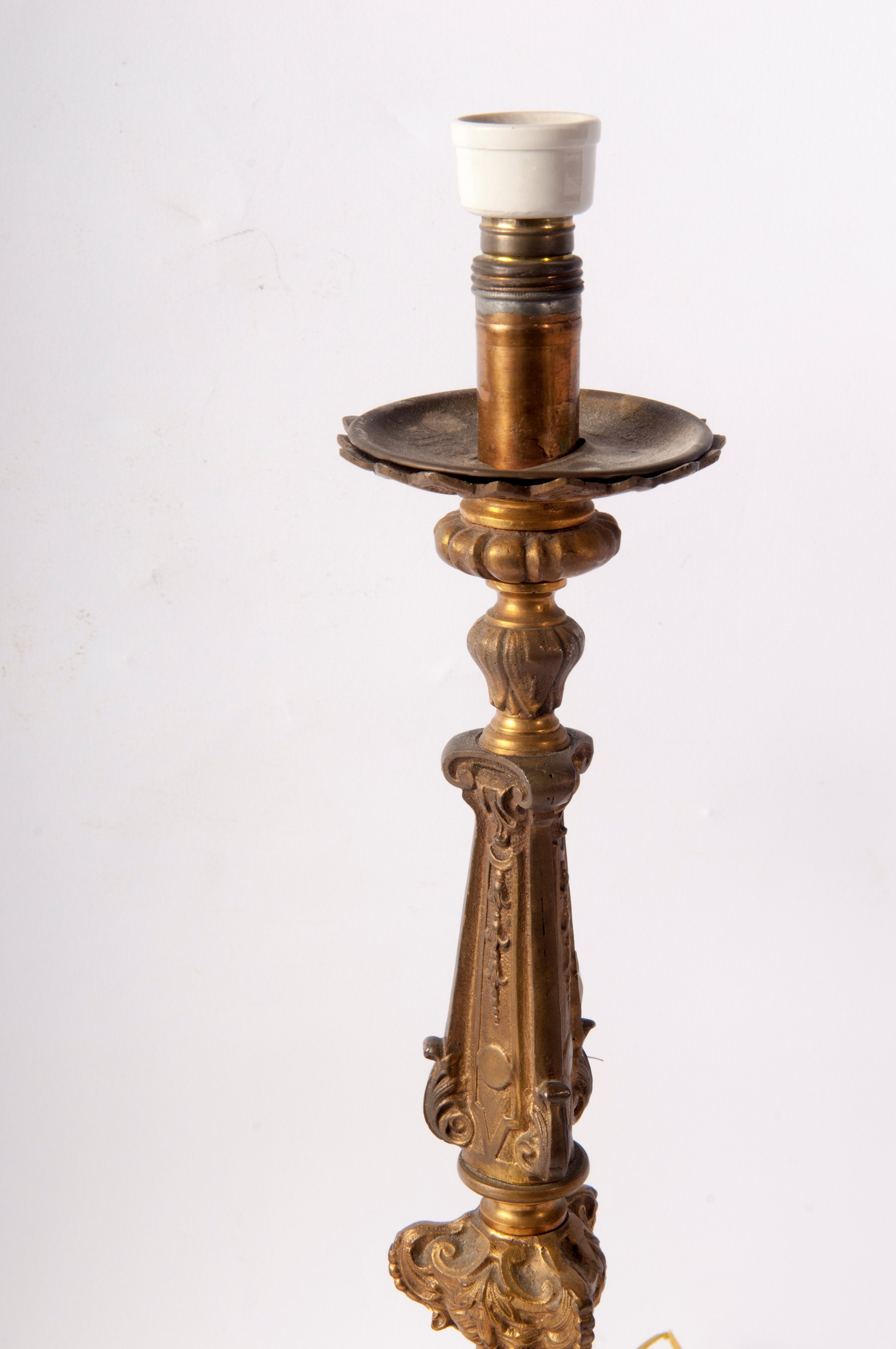 Lotto di due candelieri in ottone elettrificati