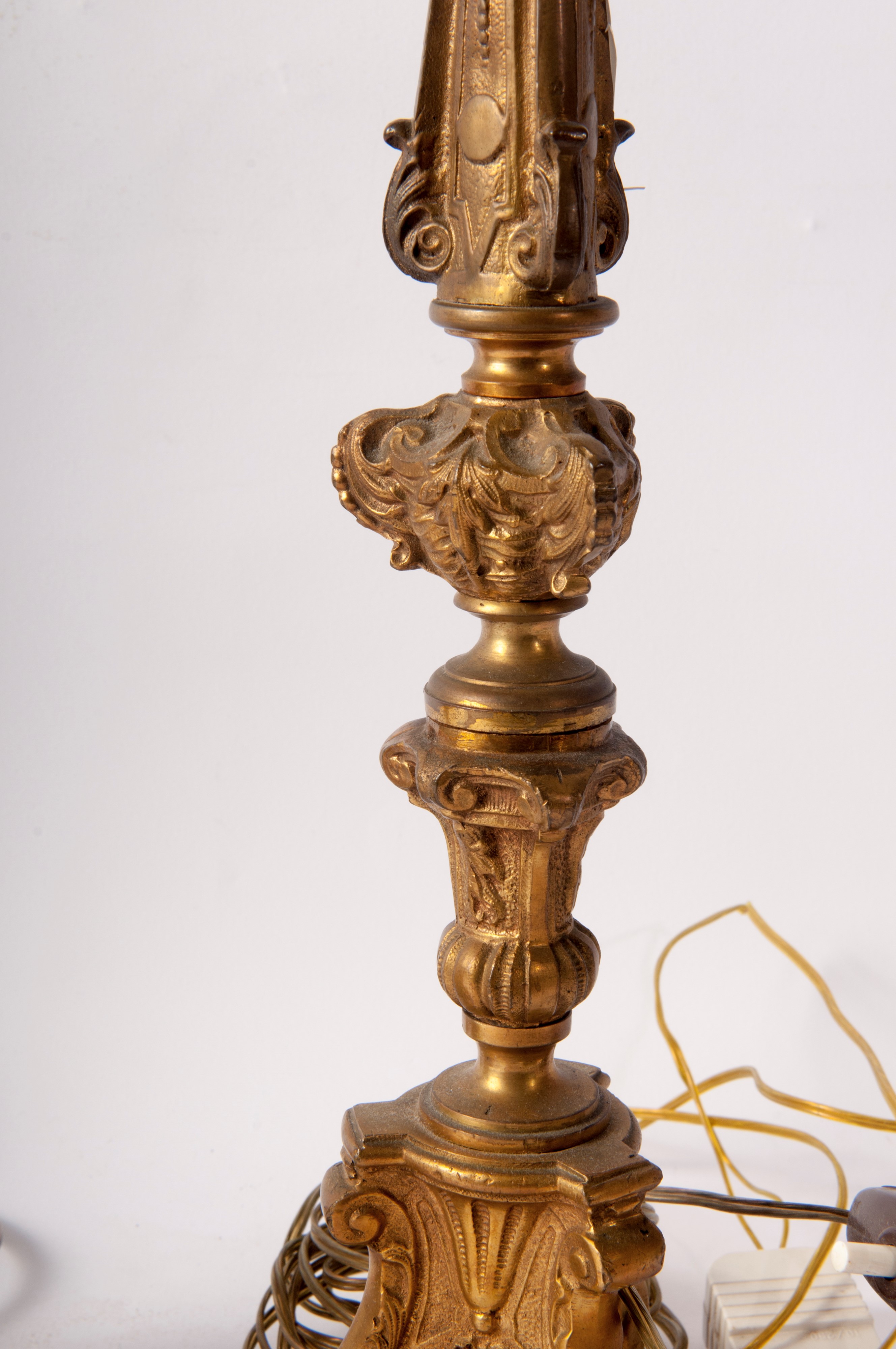 Lotto di due candelieri in ottone elettrificati